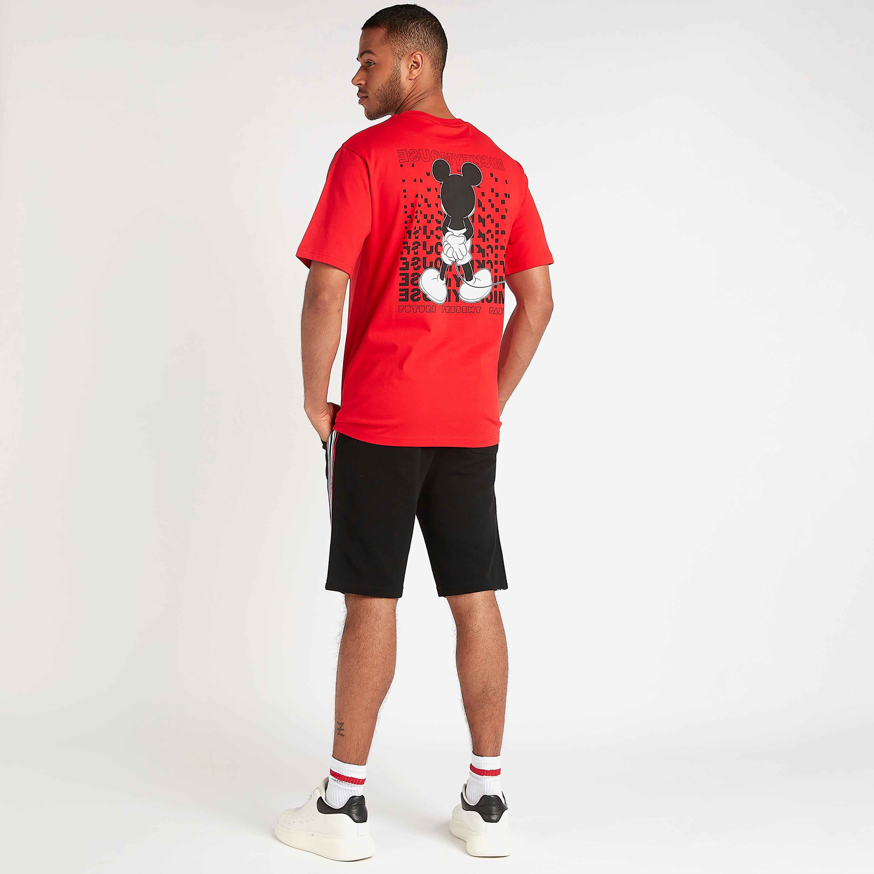 تيشيرت بياقة ضيّقة وأكمام قصيرة وطبعات ميكي ماوس-men-clothing-tshirtsandpolos-tshirts-image-5