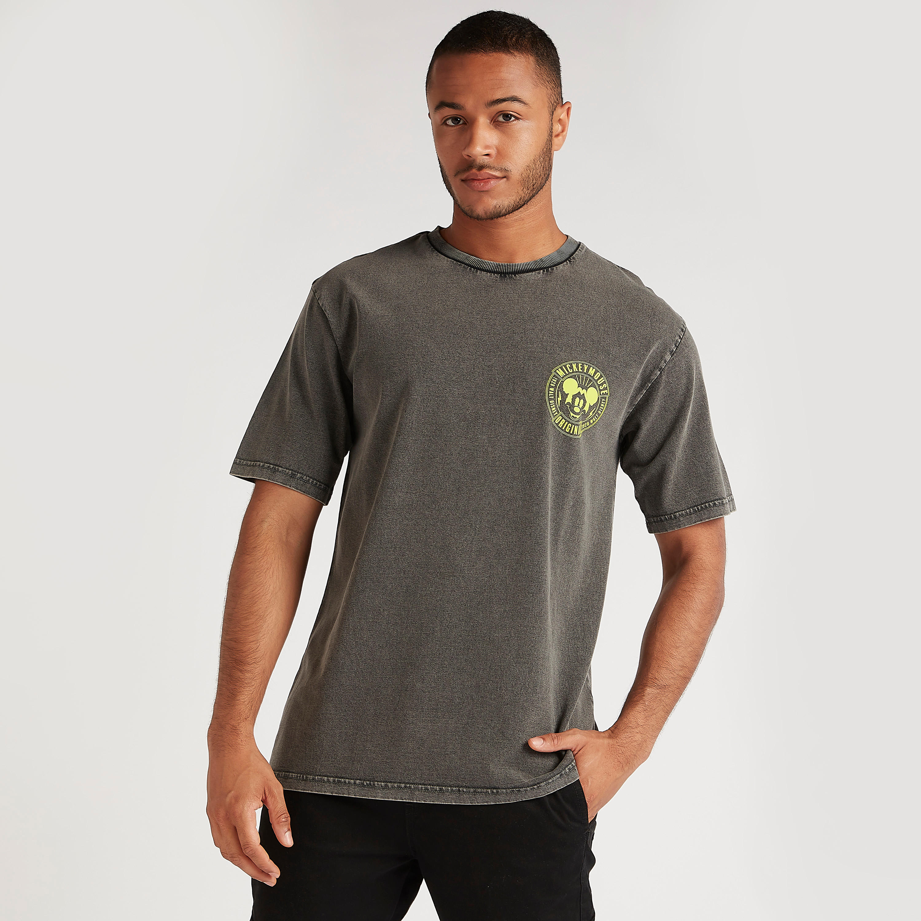 تيشيرت بياقة ضيّقة وأكمام قصيرة وطبعات ميكي ماوس-men-clothing-tshirtsandpolos-tshirts-image-1