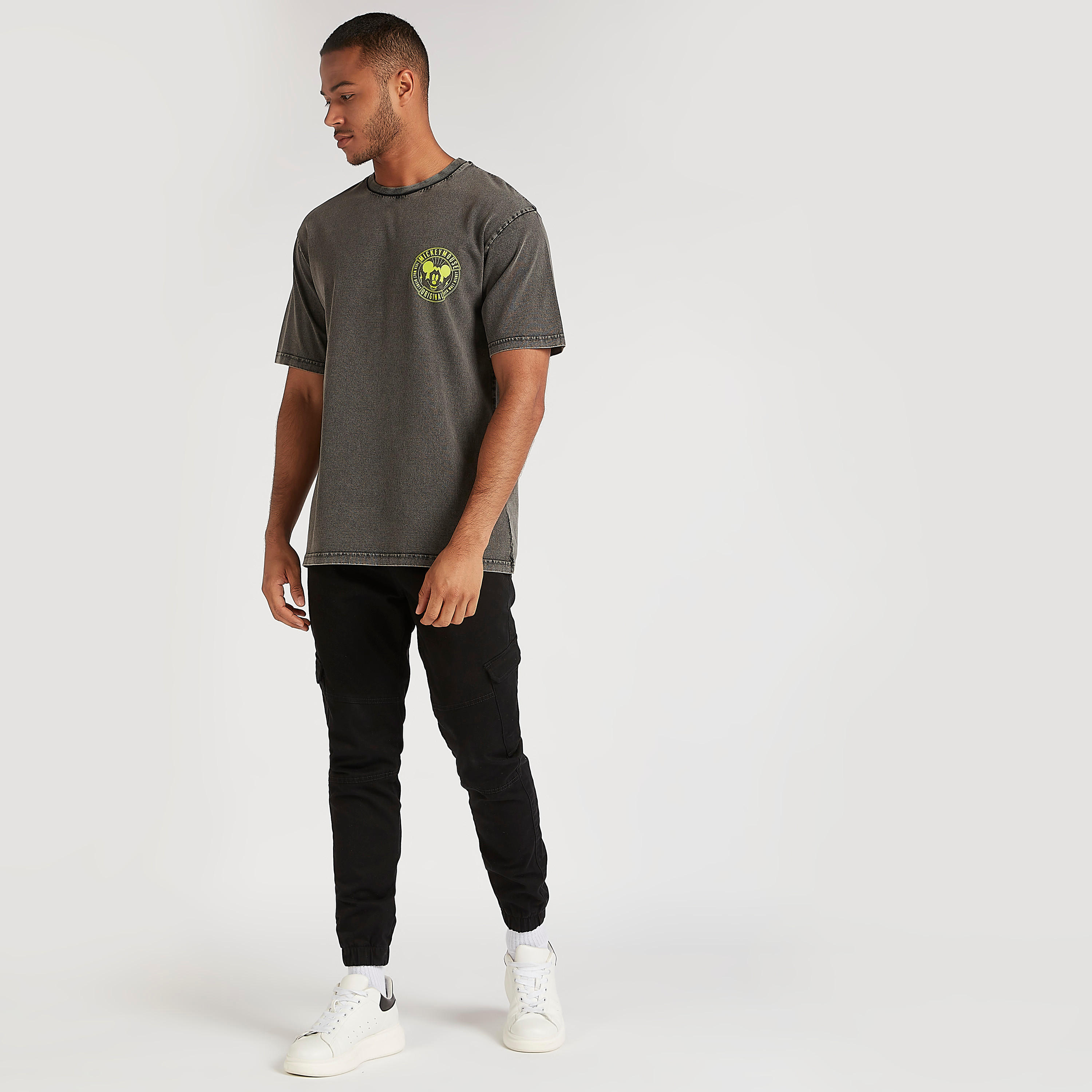 تيشيرت بياقة ضيّقة وأكمام قصيرة وطبعات ميكي ماوس-men-clothing-tshirtsandpolos-tshirts-image-2