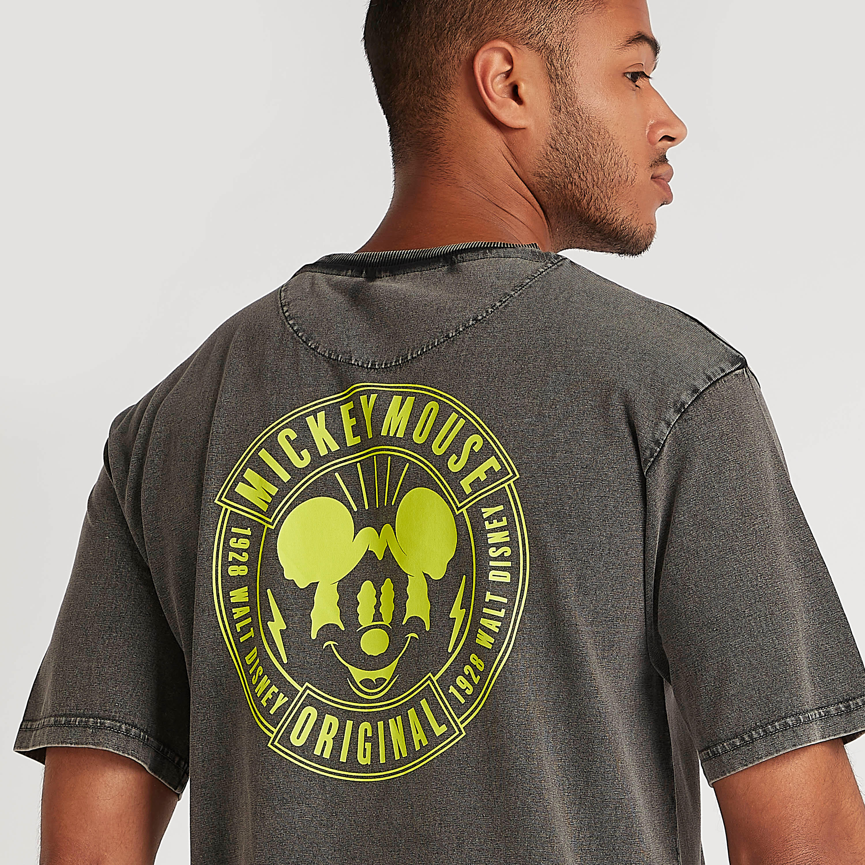 تيشيرت بياقة ضيّقة وأكمام قصيرة وطبعات ميكي ماوس-men-clothing-tshirtsandpolos-tshirts-image-3