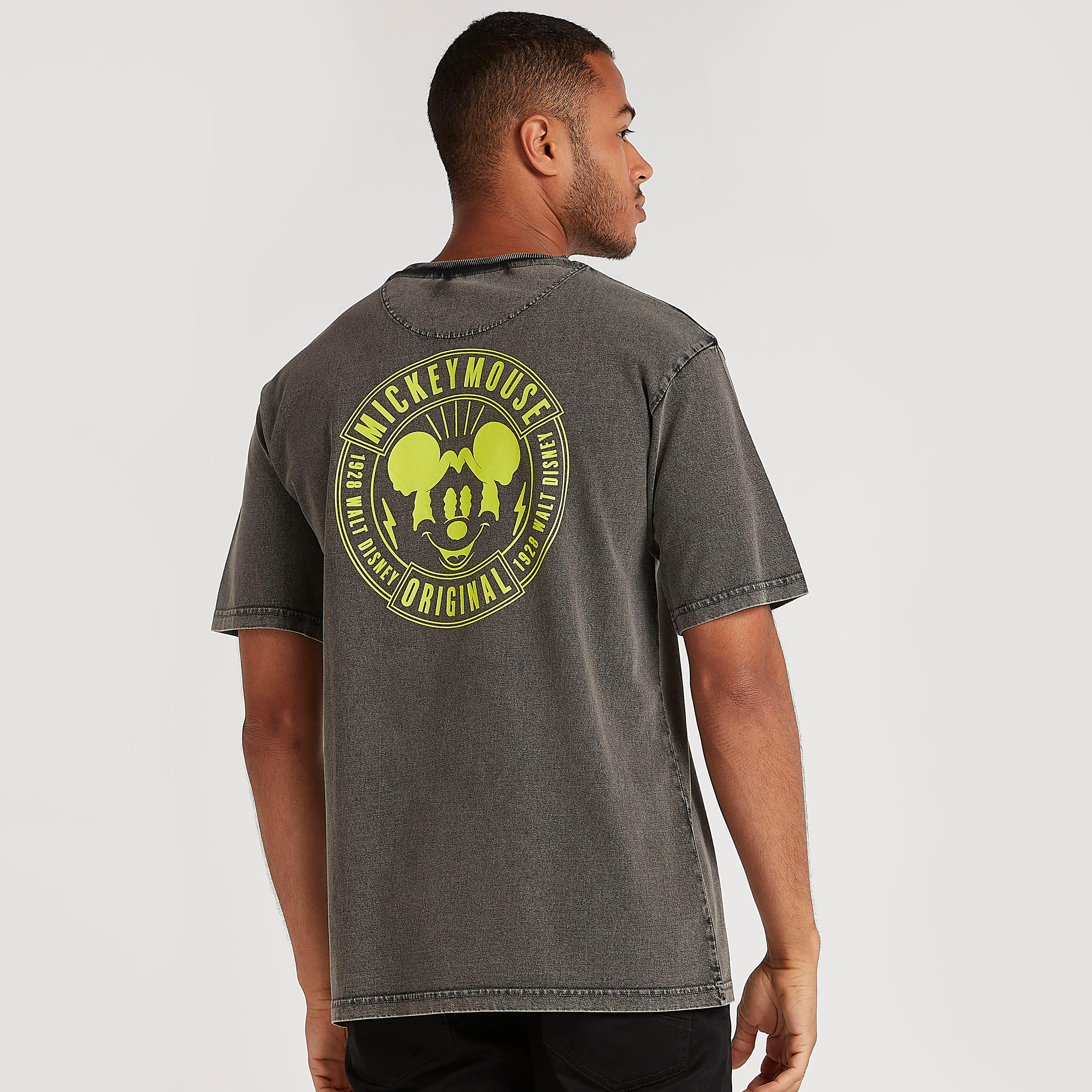 تيشيرت بياقة ضيّقة وأكمام قصيرة وطبعات ميكي ماوس-men-clothing-tshirtsandpolos-tshirts-image-4