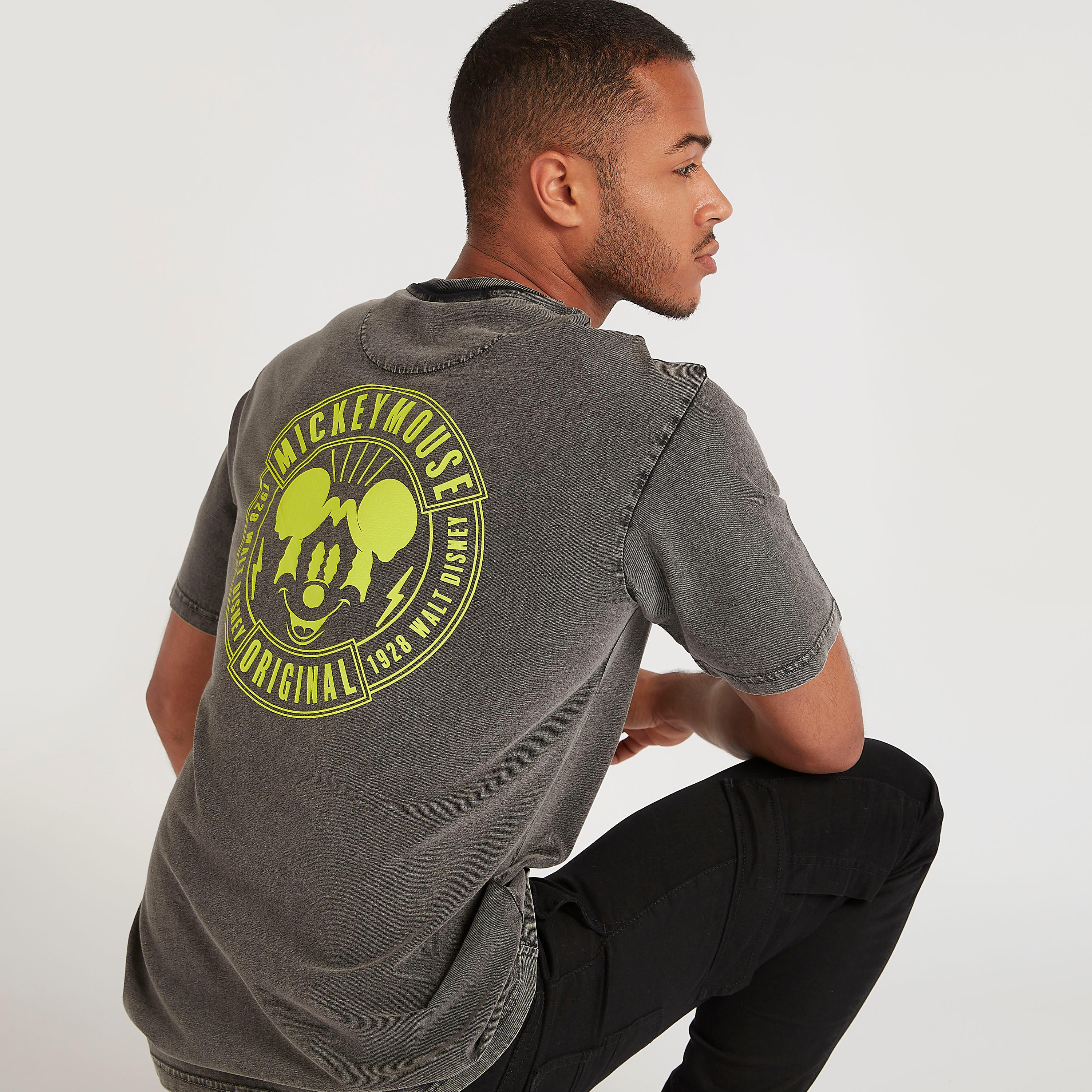 تيشيرت بياقة ضيّقة وأكمام قصيرة وطبعات ميكي ماوس-men-clothing-tshirtsandpolos-tshirts-image-5
