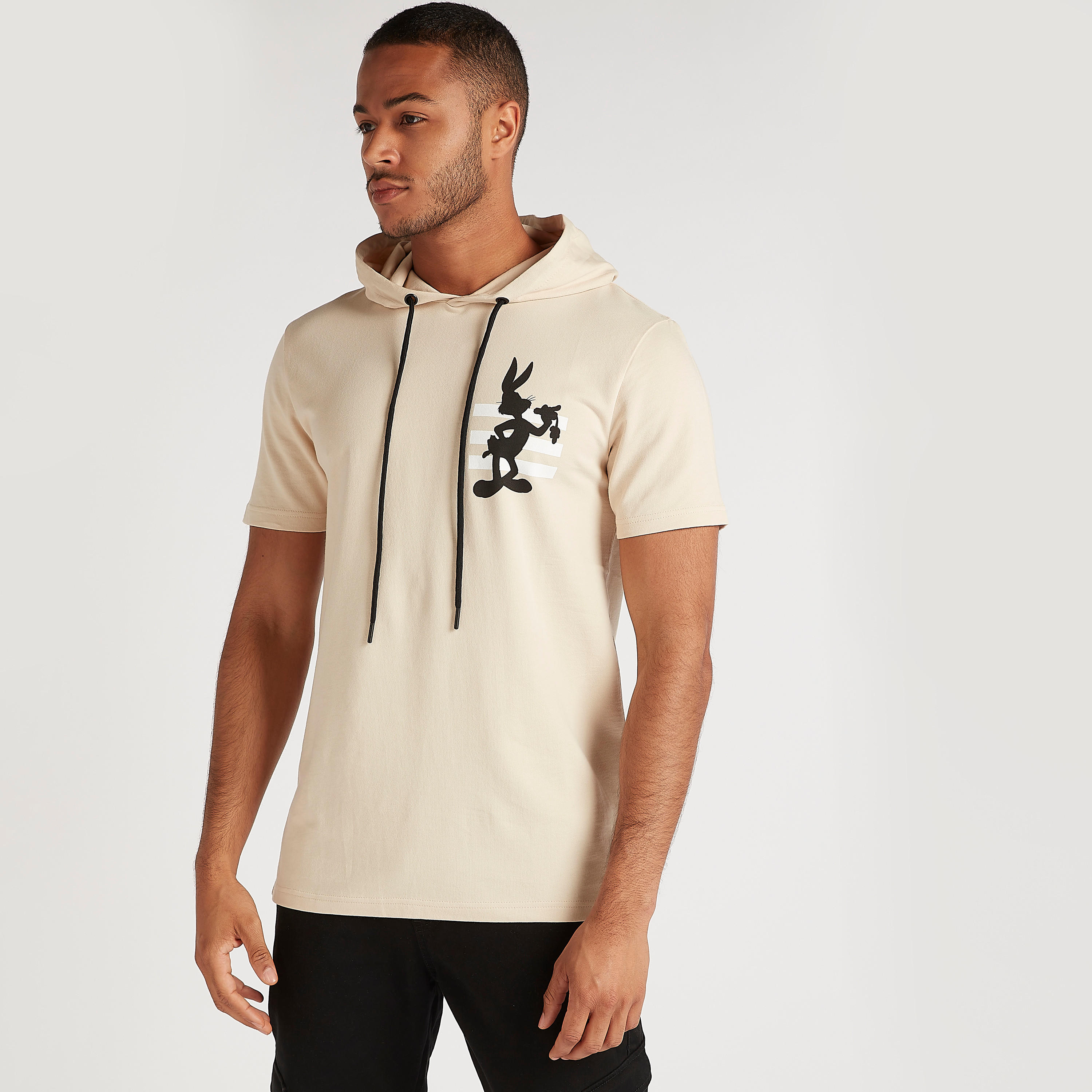 تيشيرت بياقة بقبّعة وأكمام قصيرة وطبعات باجز باني-men-clothing-tshirtsandpolos-tshirts-image-1