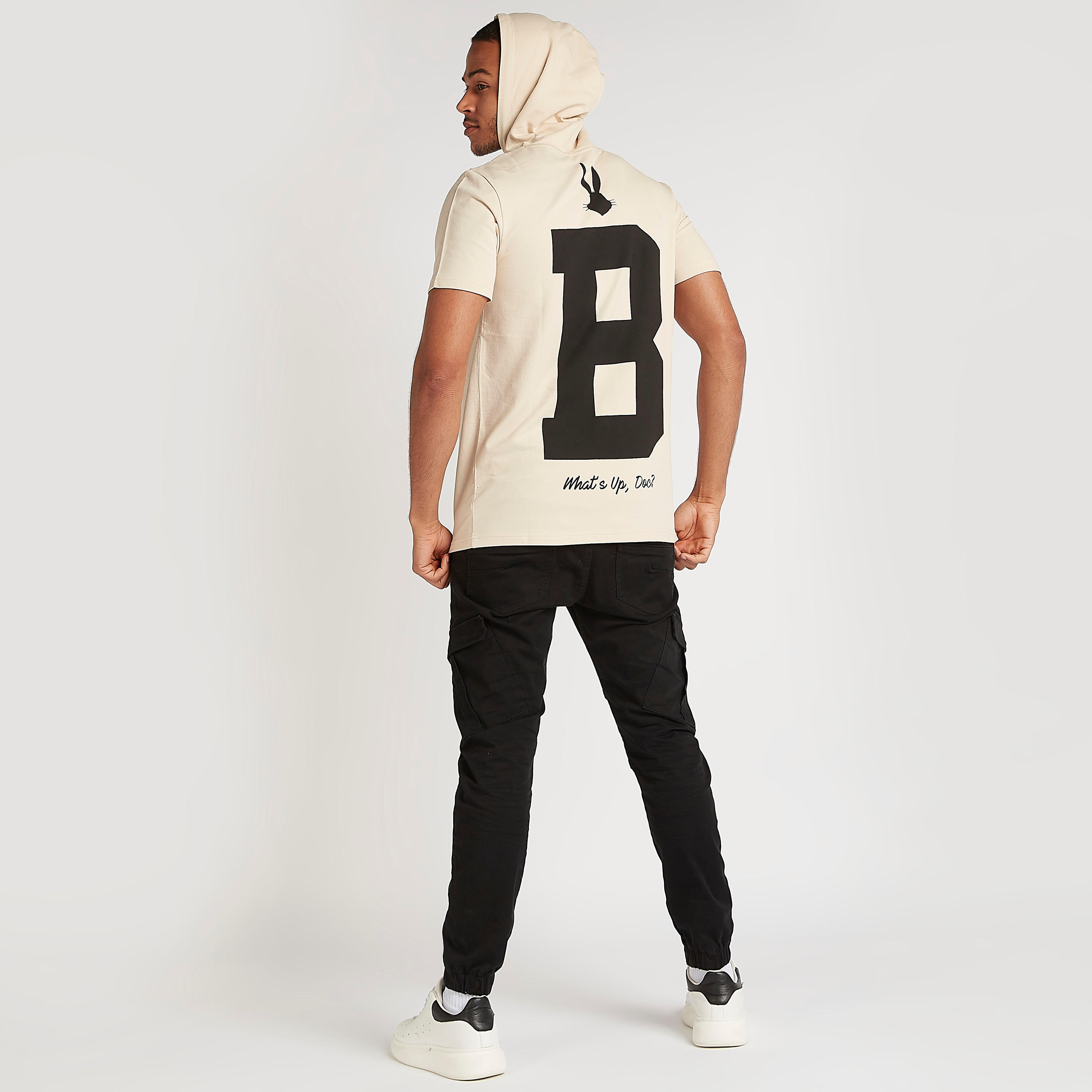 تيشيرت بياقة بقبّعة وأكمام قصيرة وطبعات باجز باني-men-clothing-tshirtsandpolos-tshirts-image-2