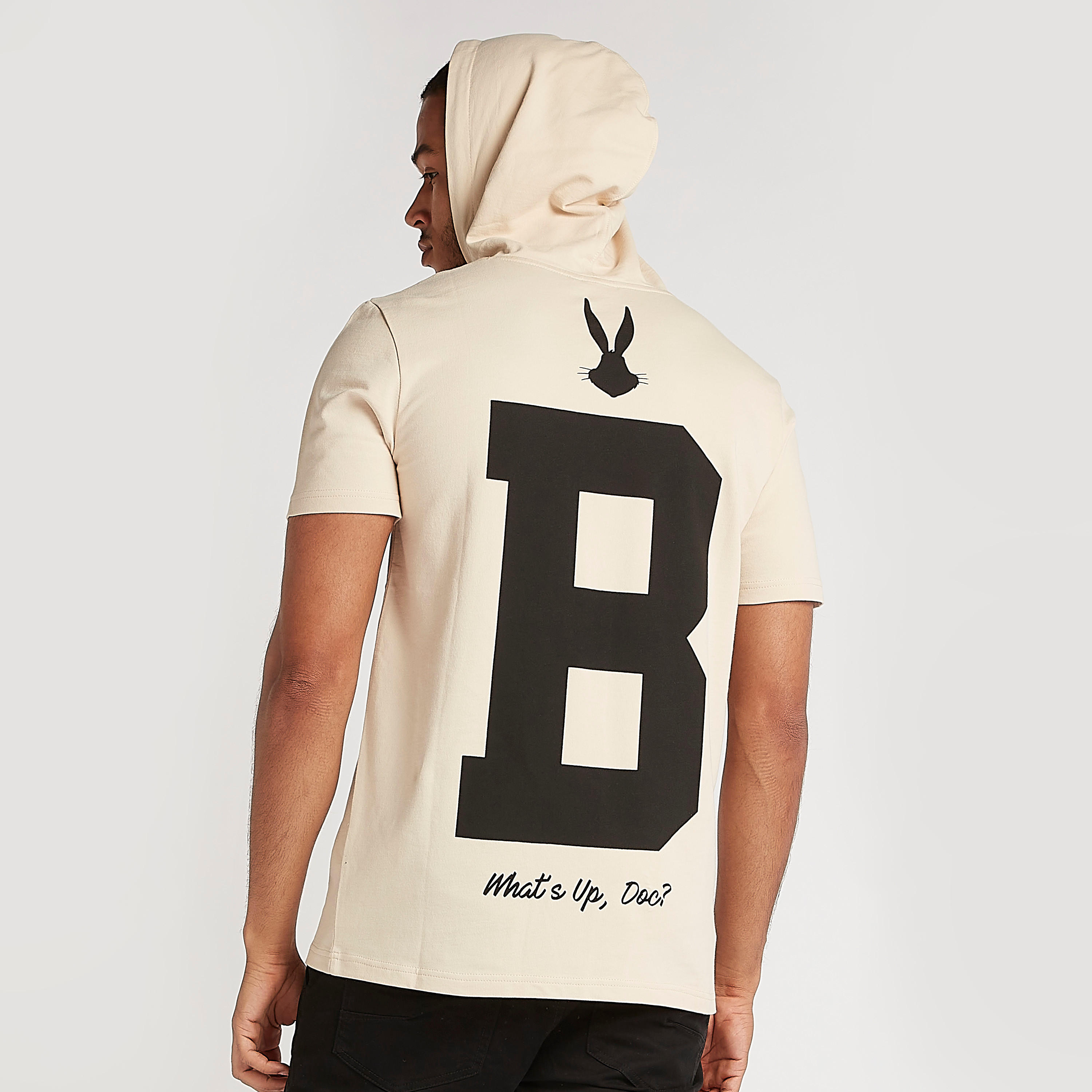 تيشيرت بياقة بقبّعة وأكمام قصيرة وطبعات باجز باني-men-clothing-tshirtsandpolos-tshirts-image-4
