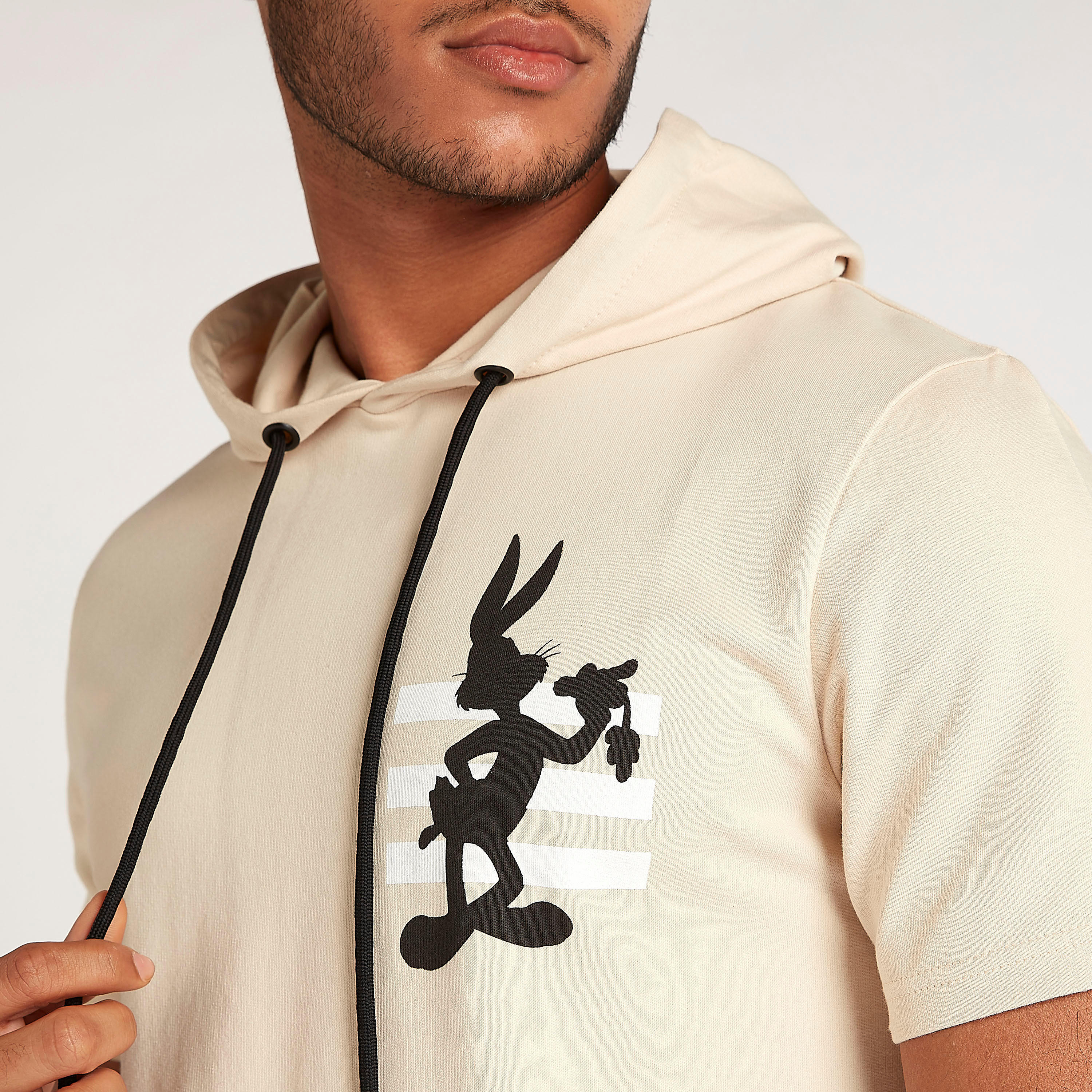 تيشيرت بياقة بقبّعة وأكمام قصيرة وطبعات باجز باني-men-clothing-tshirtsandpolos-tshirts-image-5