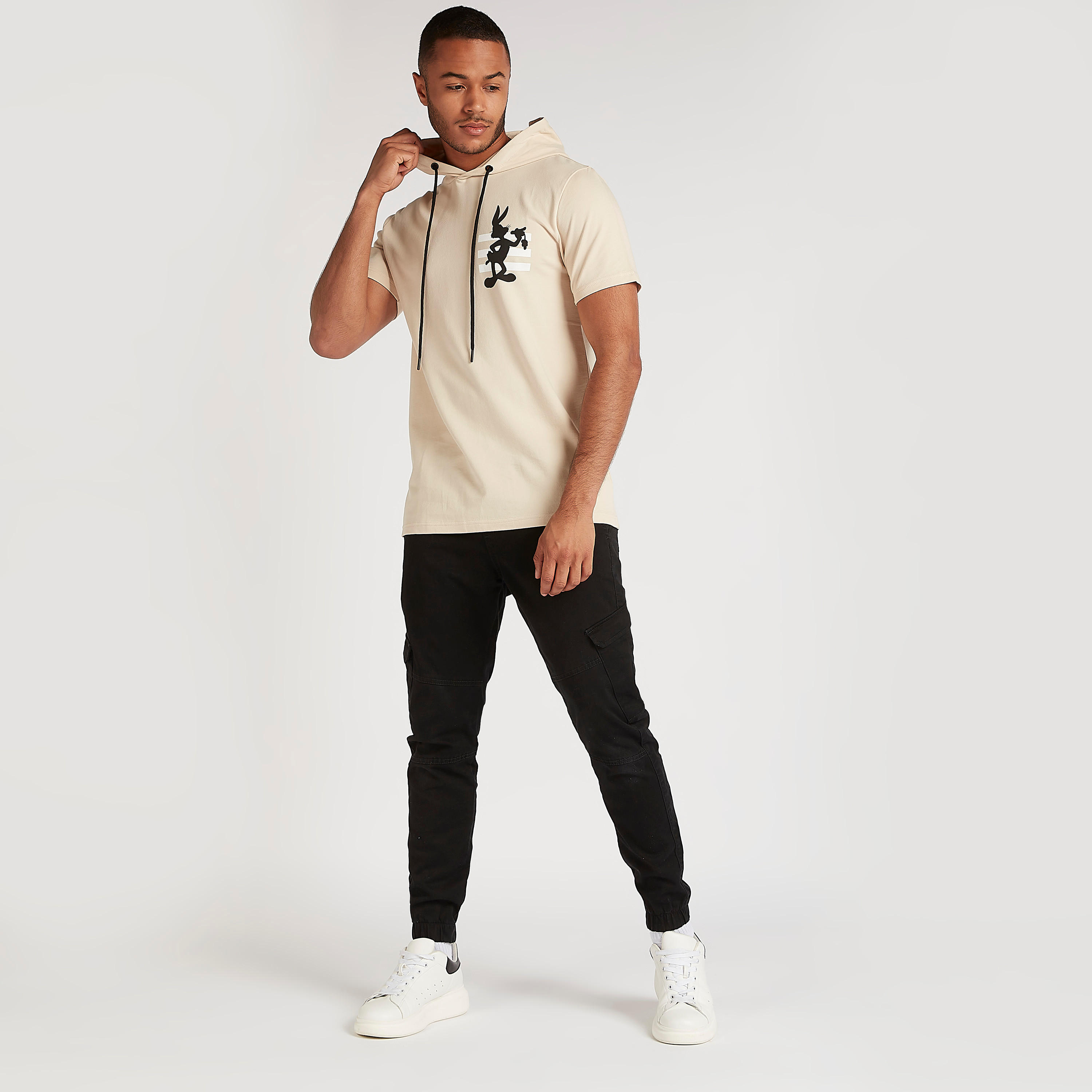 تيشيرت بياقة بقبّعة وأكمام قصيرة وطبعات باجز باني-men-clothing-tshirtsandpolos-tshirts-image-6