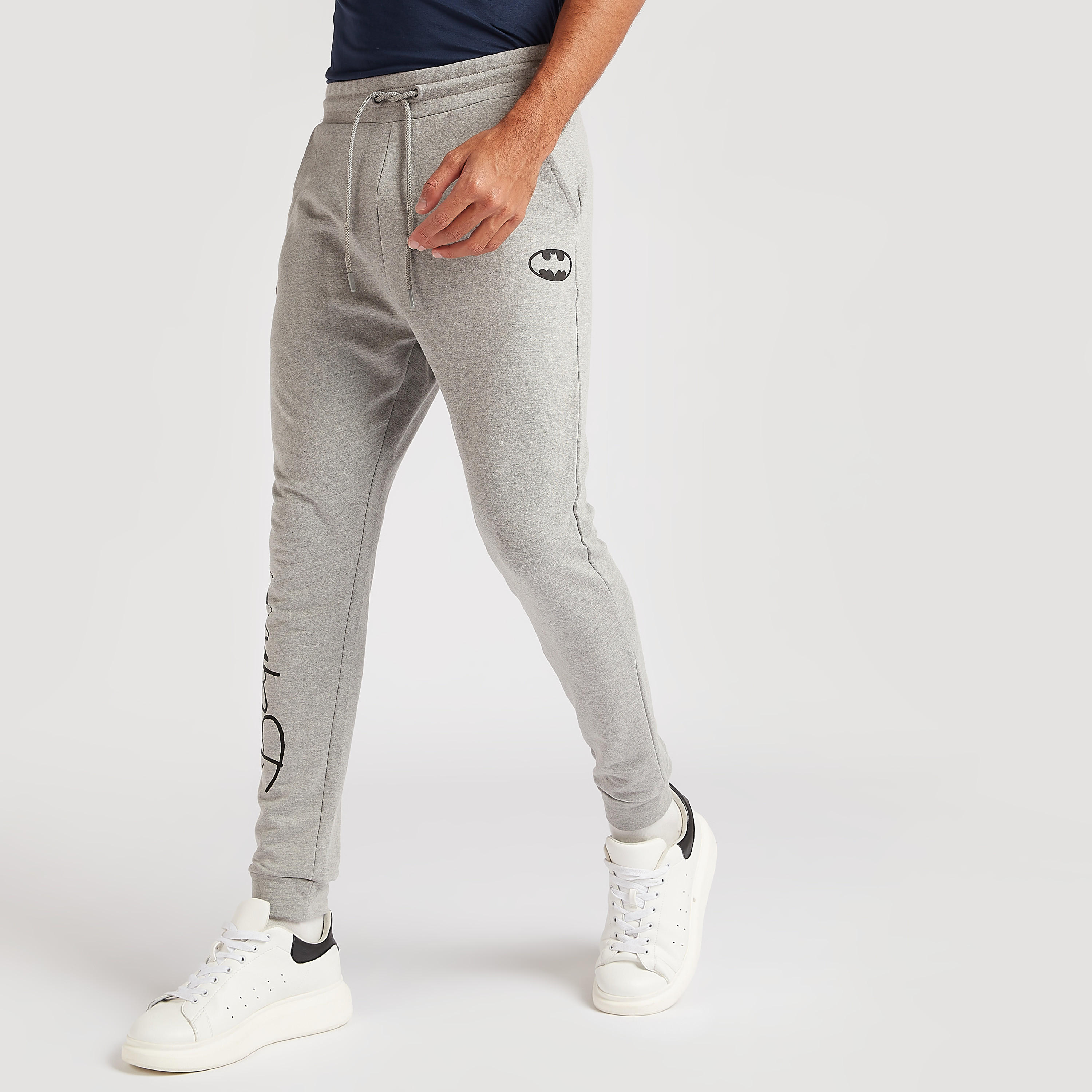 بنطلون رياضي بخصر متوسط الارتفاع ورباط إغلاق وطبعات باتمان-men-clothing-bottoms-joggers-image-4