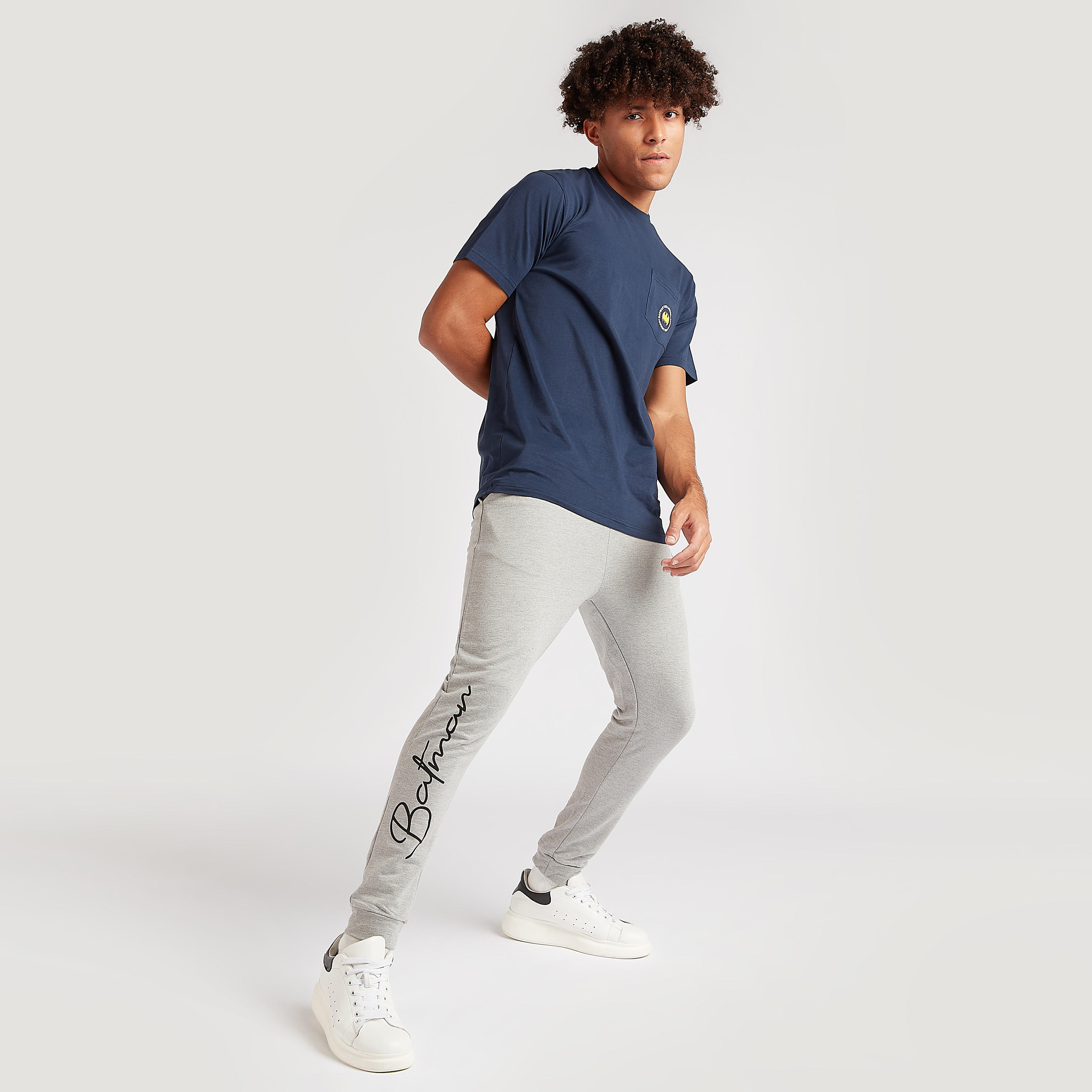بنطلون رياضي بخصر متوسط الارتفاع ورباط إغلاق وطبعات باتمان-men-clothing-bottoms-joggers-image-3