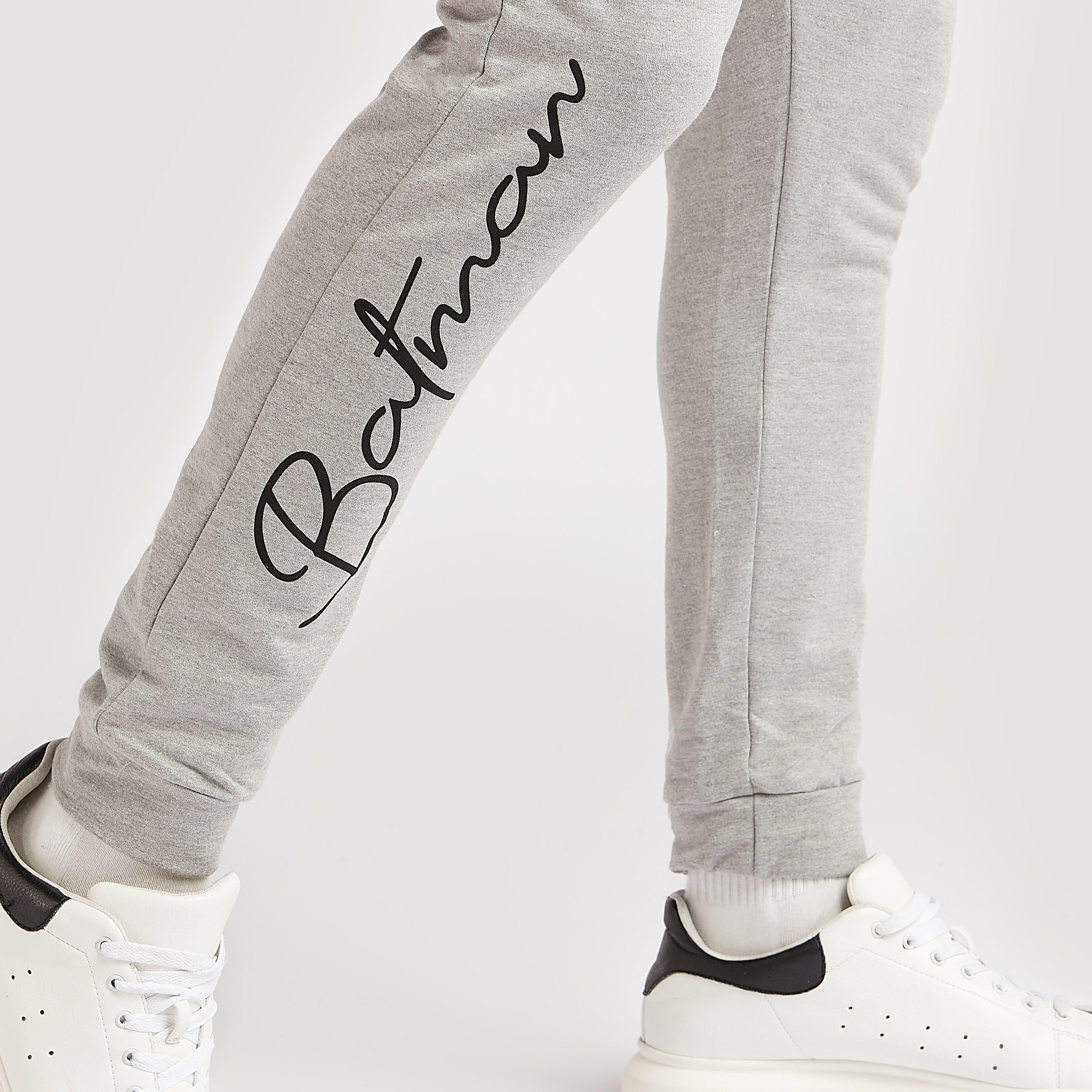 بنطلون رياضي بخصر متوسط الارتفاع ورباط إغلاق وطبعات باتمان-men-clothing-bottoms-joggers-image-2