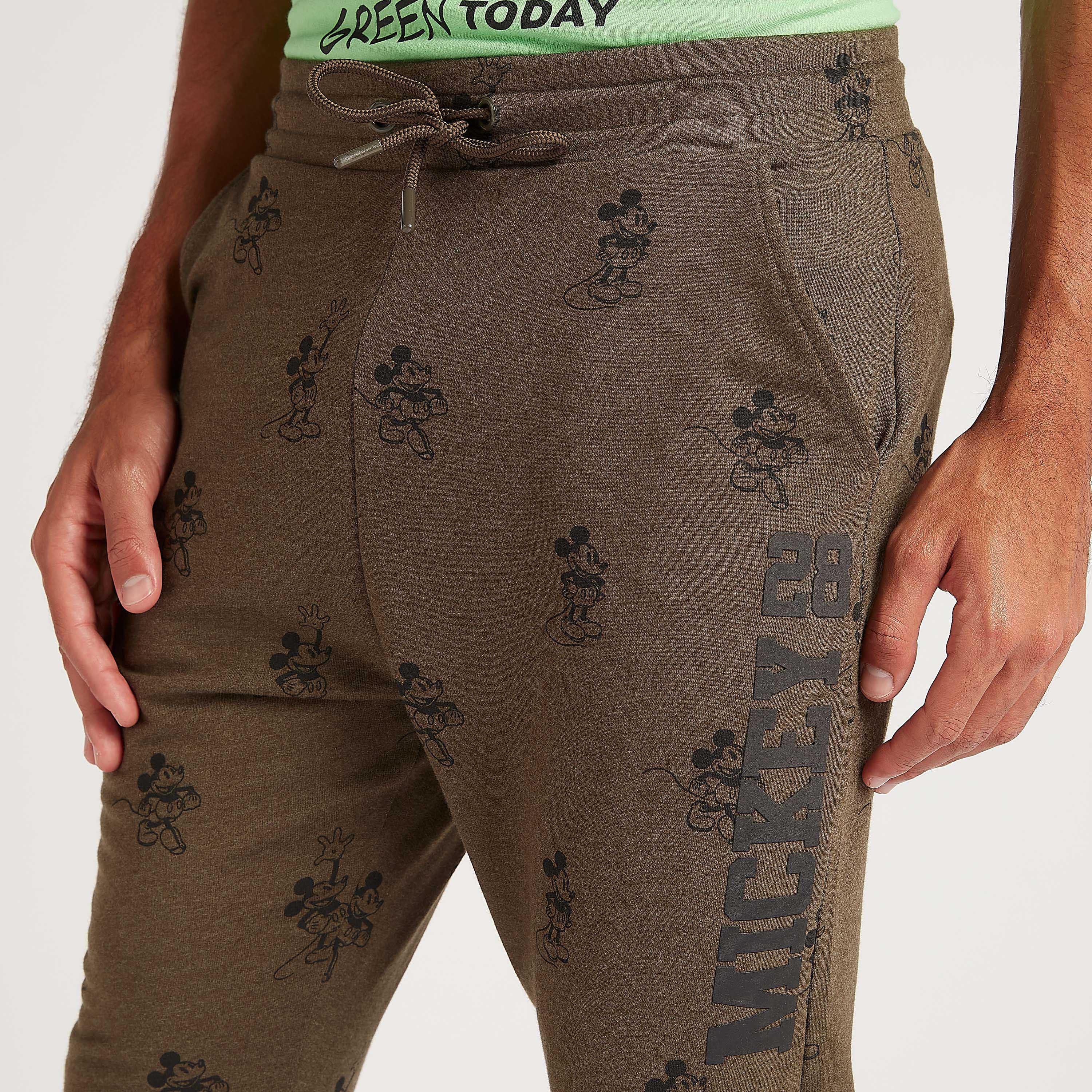 بنطلون رياضي بطبعات ميكي ماوس وخصر مطّاطي متوسّط الارتفاع-men-clothing-bottoms-joggers-image-3