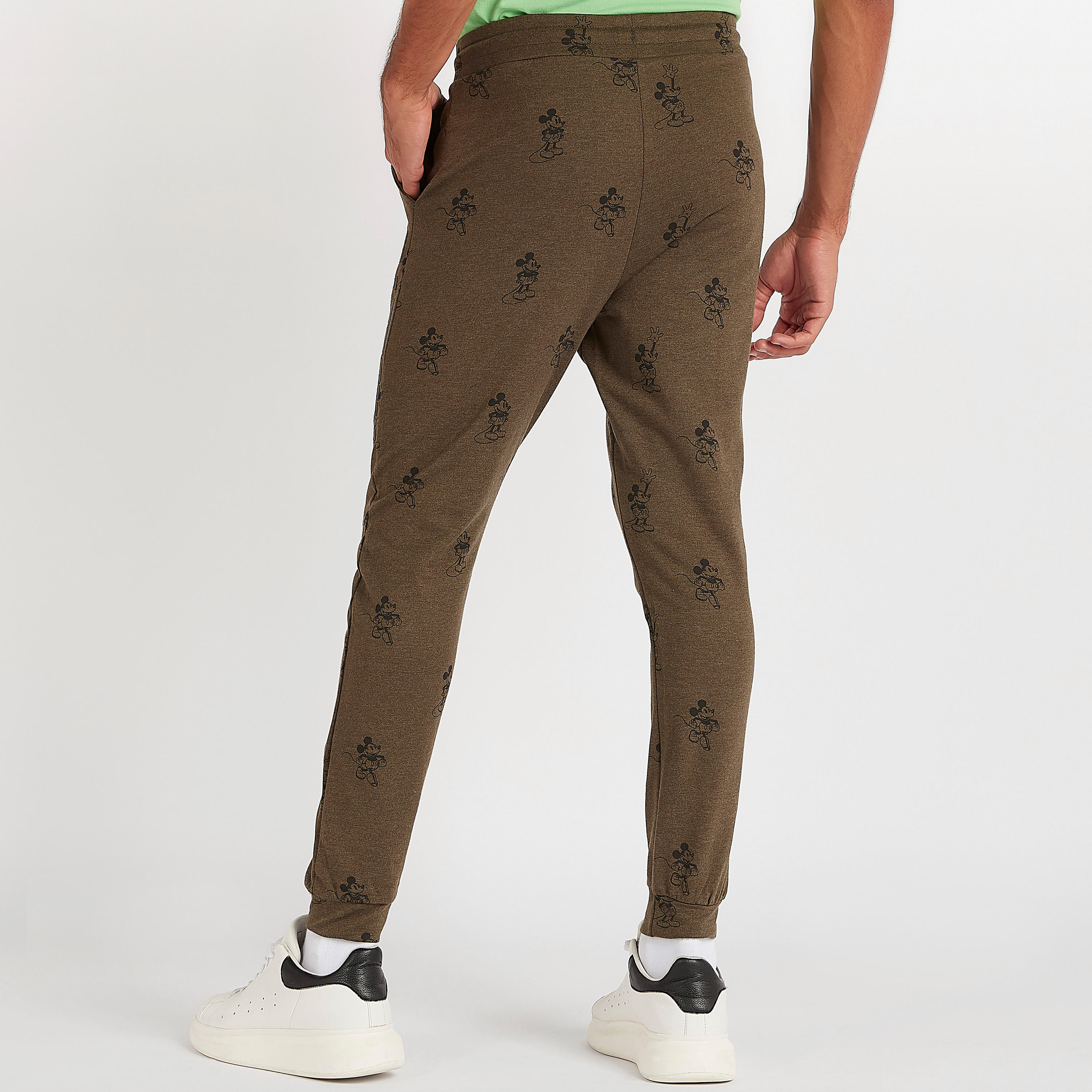 بنطلون رياضي بطبعات ميكي ماوس وخصر مطّاطي متوسّط الارتفاع-men-clothing-bottoms-joggers-image-4