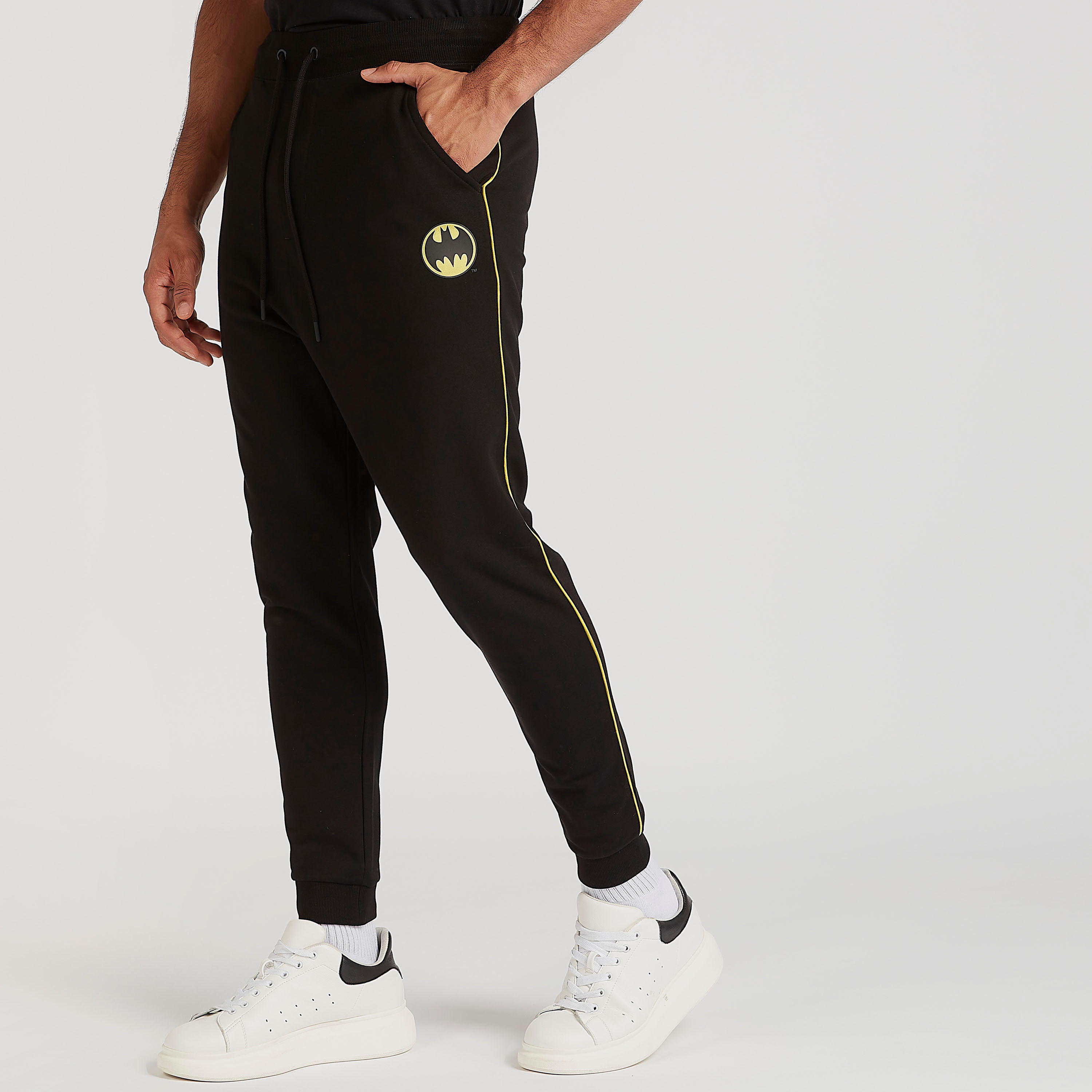 بنطلون رياضي بخصر متوسّط الارتفاع وجيوب وطبعات باتمان ورباط-men-clothing-bottoms-joggers-image-5