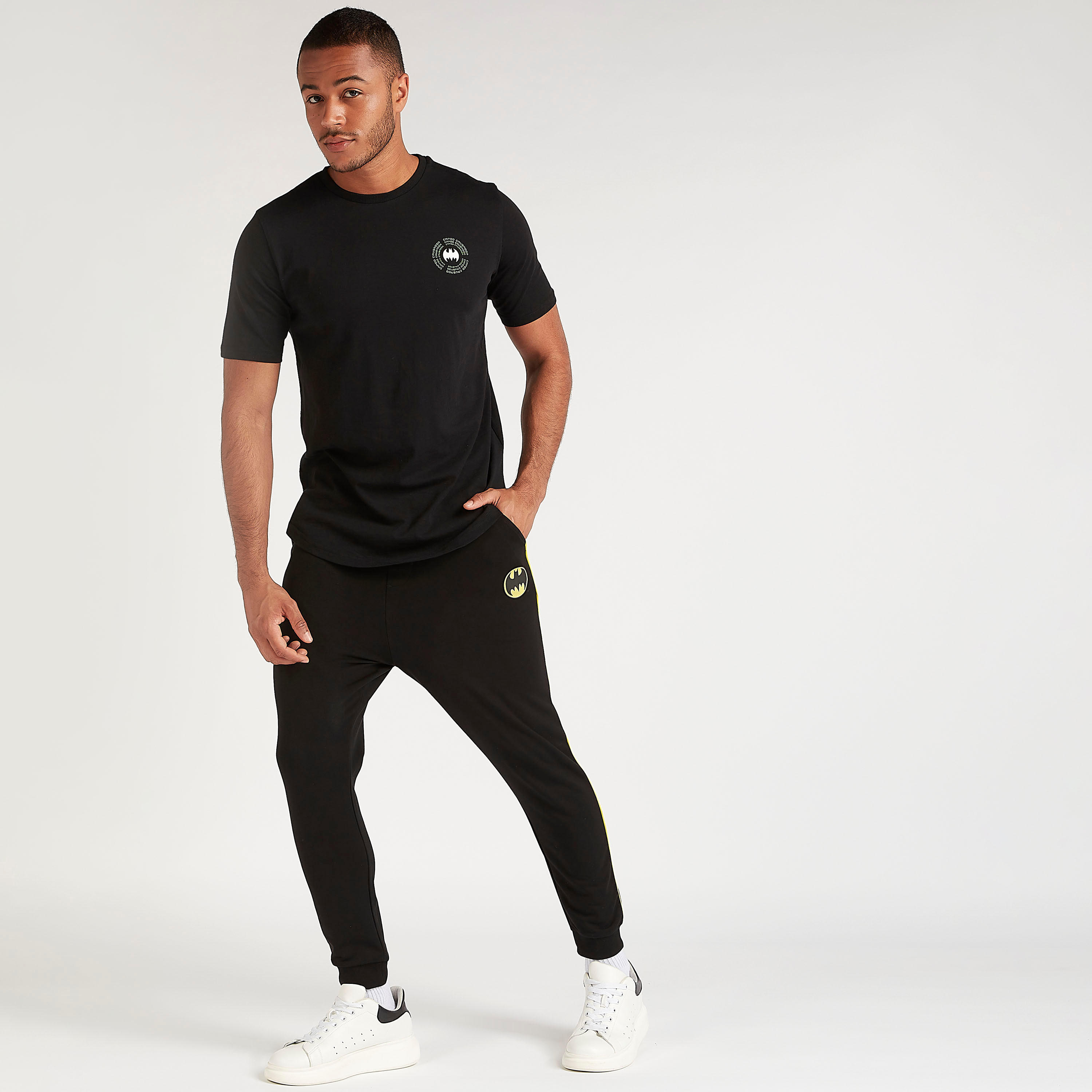 بنطلون رياضي بخصر متوسّط الارتفاع وجيوب وطبعات باتمان ورباط-men-clothing-bottoms-joggers-image-4