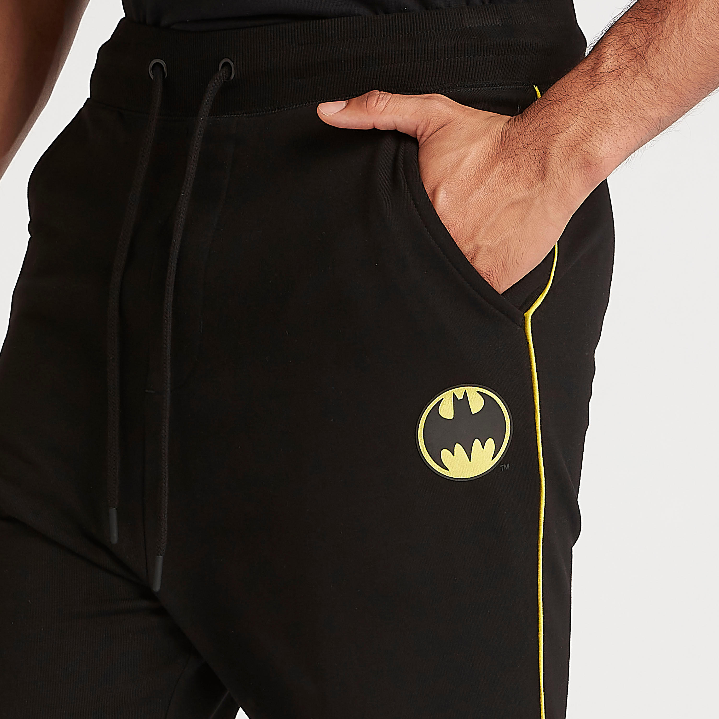 بنطلون رياضي بخصر متوسّط الارتفاع وجيوب وطبعات باتمان ورباط-men-clothing-bottoms-joggers-image-3