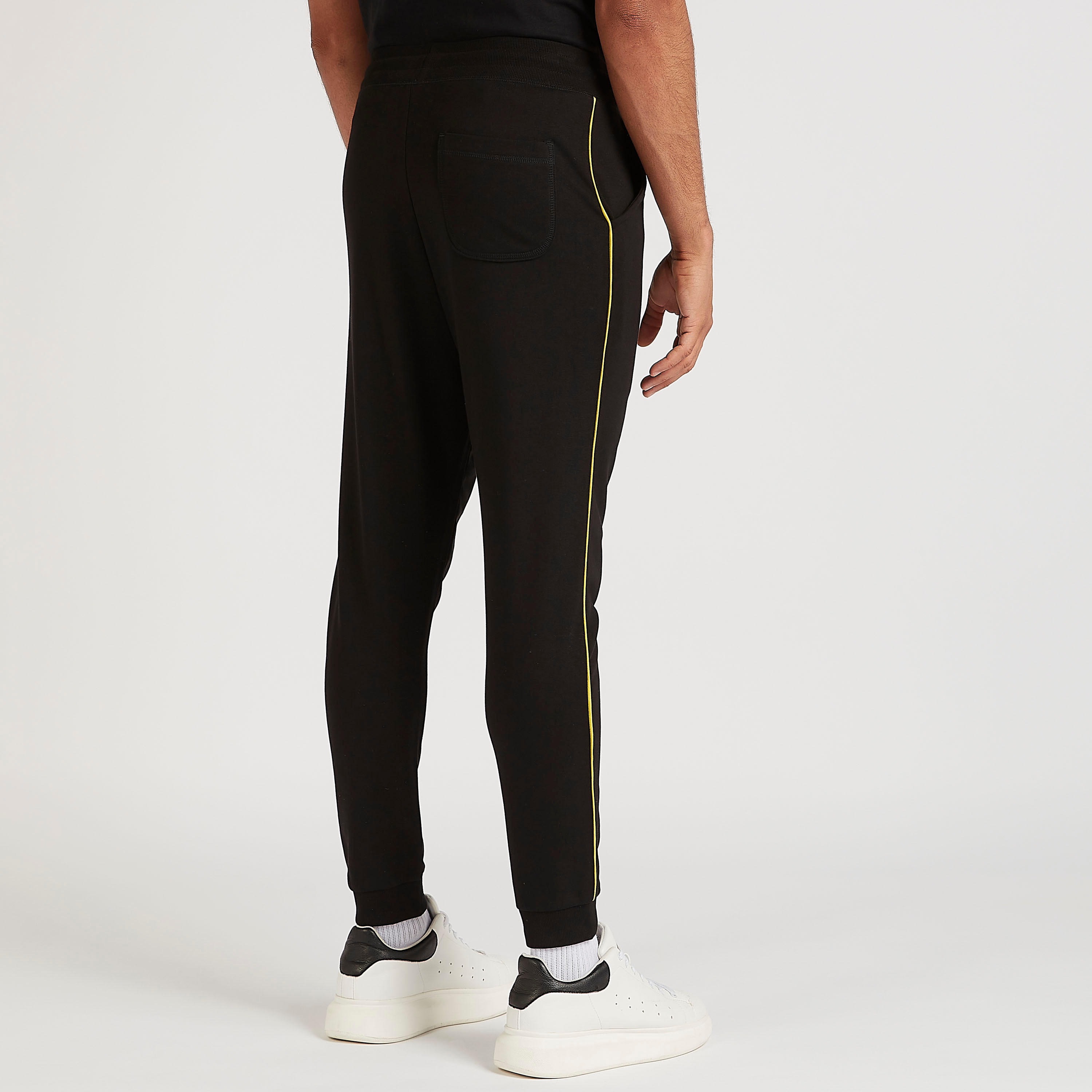 بنطلون رياضي بخصر متوسّط الارتفاع وجيوب وطبعات باتمان ورباط-men-clothing-bottoms-joggers-image-2