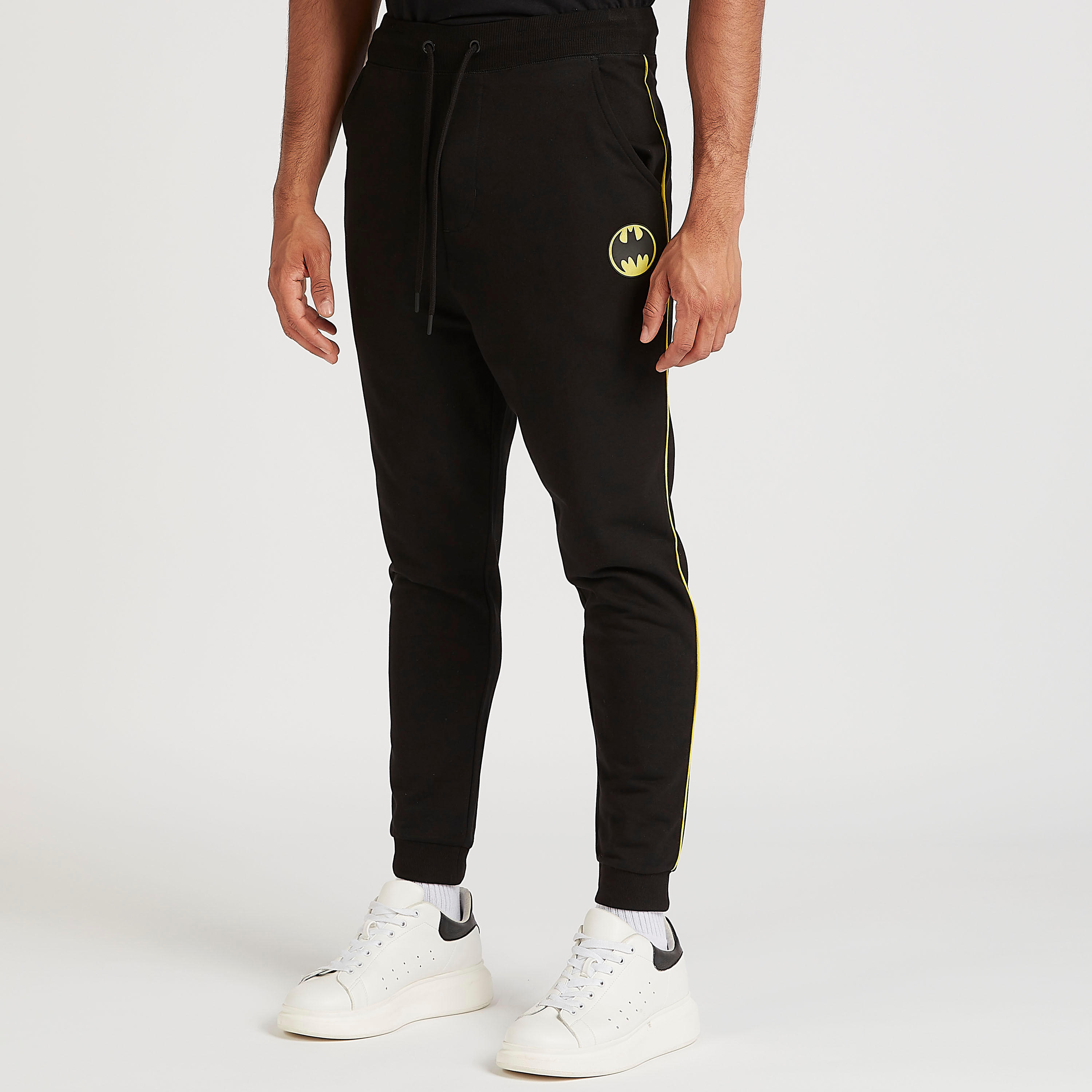 بنطلون رياضي بخصر متوسّط الارتفاع وجيوب وطبعات باتمان ورباط-men-clothing-bottoms-joggers-image-1