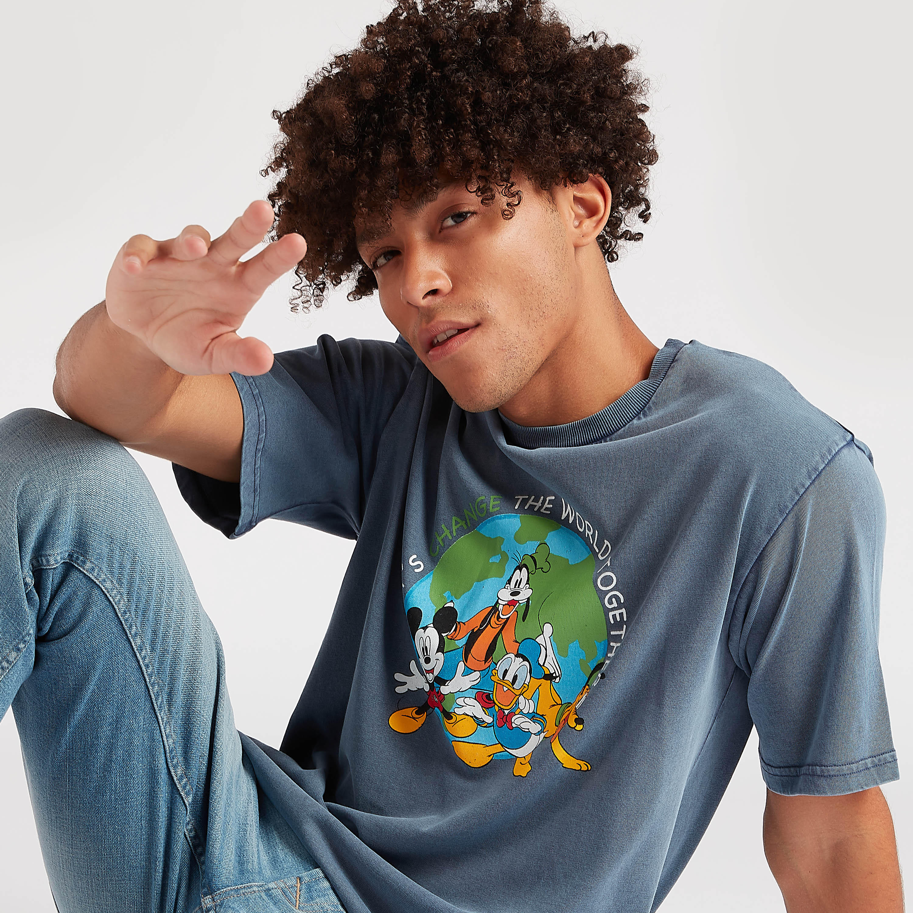 تيشيرت بياقة ضيّقة وطبعات ميكي ماوس أند ذي فريندس-men-clothing-tshirtsandpolos-tshirts-image-1