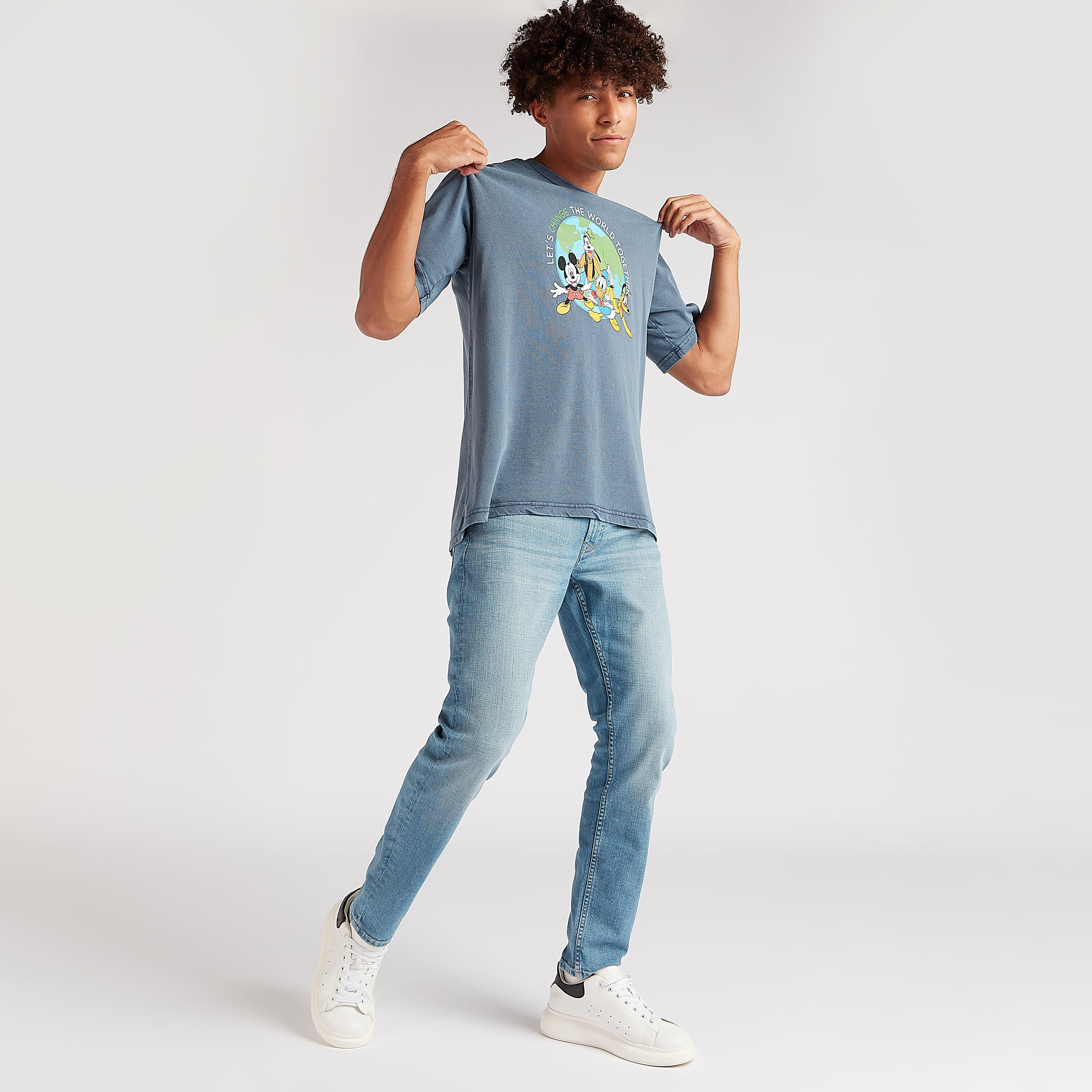 تيشيرت بياقة ضيّقة وطبعات ميكي ماوس أند ذي فريندس-men-clothing-tshirtsandpolos-tshirts-image-2