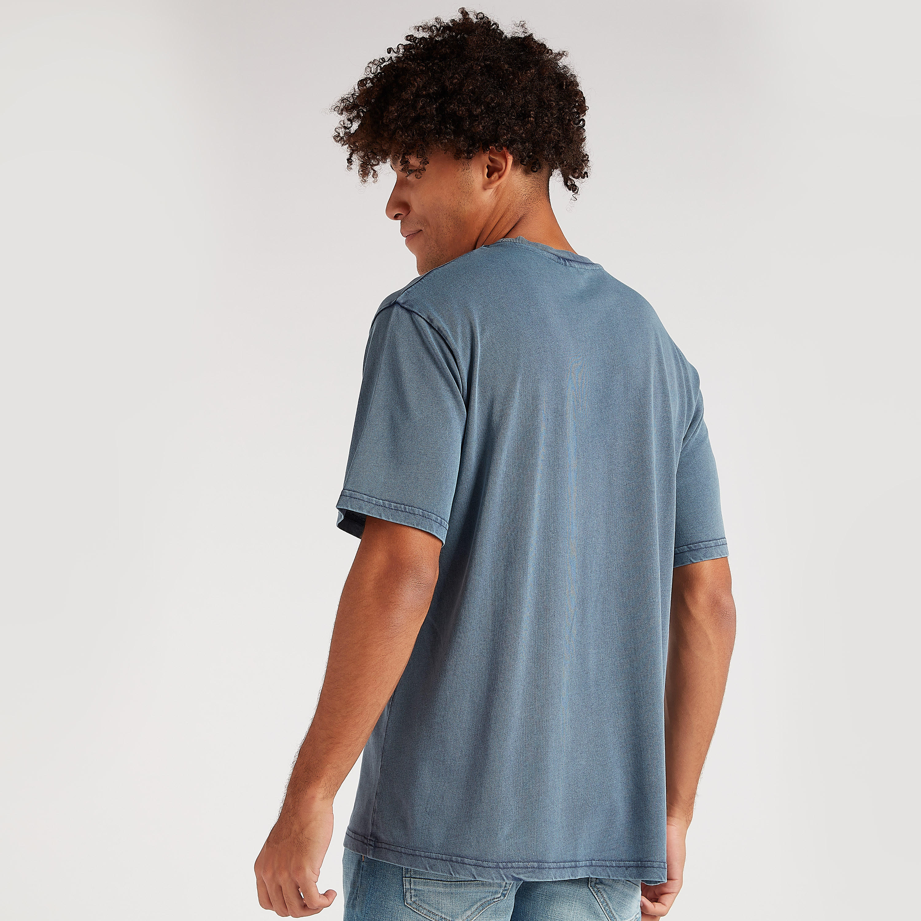 تيشيرت بياقة ضيّقة وطبعات ميكي ماوس أند ذي فريندس-men-clothing-tshirtsandpolos-tshirts-image-4