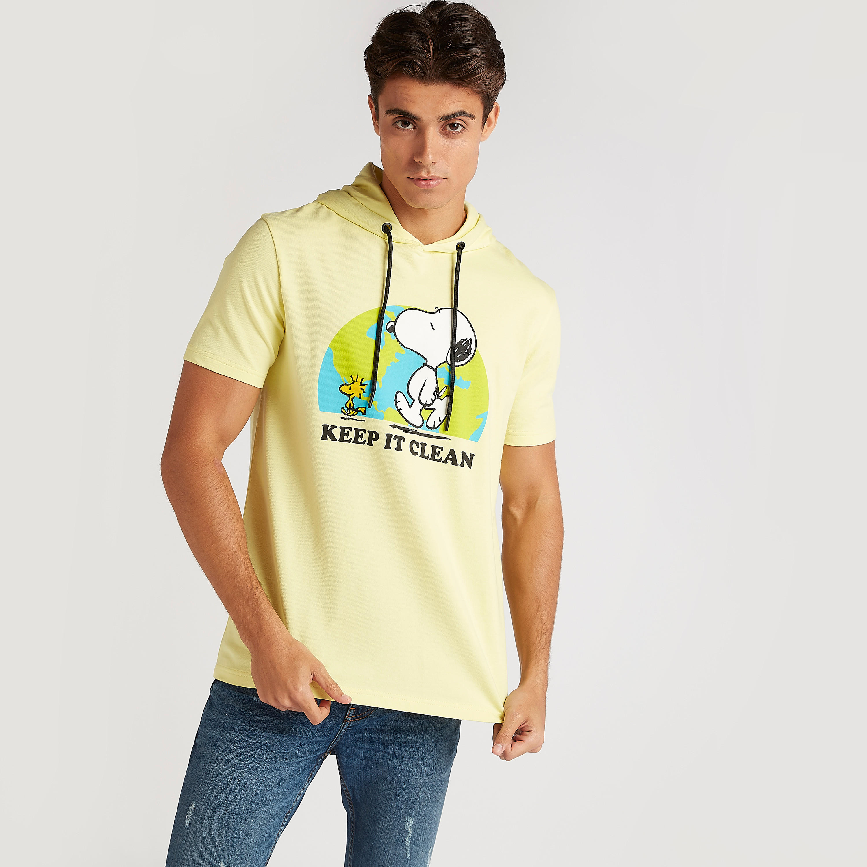 تيشيرت بقبّعة وأكمام قصيرة وطبعات بينوتس-men-clothing-tshirtsandpolos-tshirts-image-1