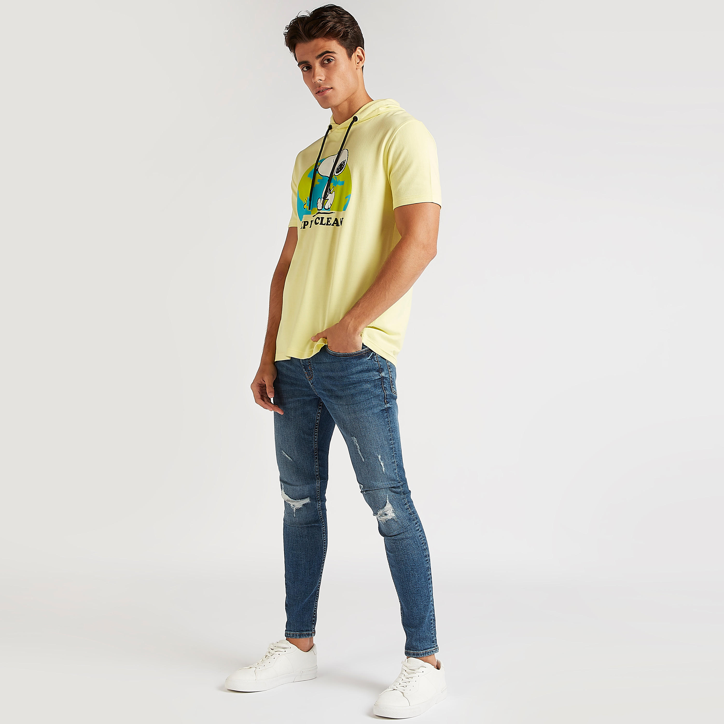 تيشيرت بقبّعة وأكمام قصيرة وطبعات بينوتس-men-clothing-tshirtsandpolos-tshirts-image-2