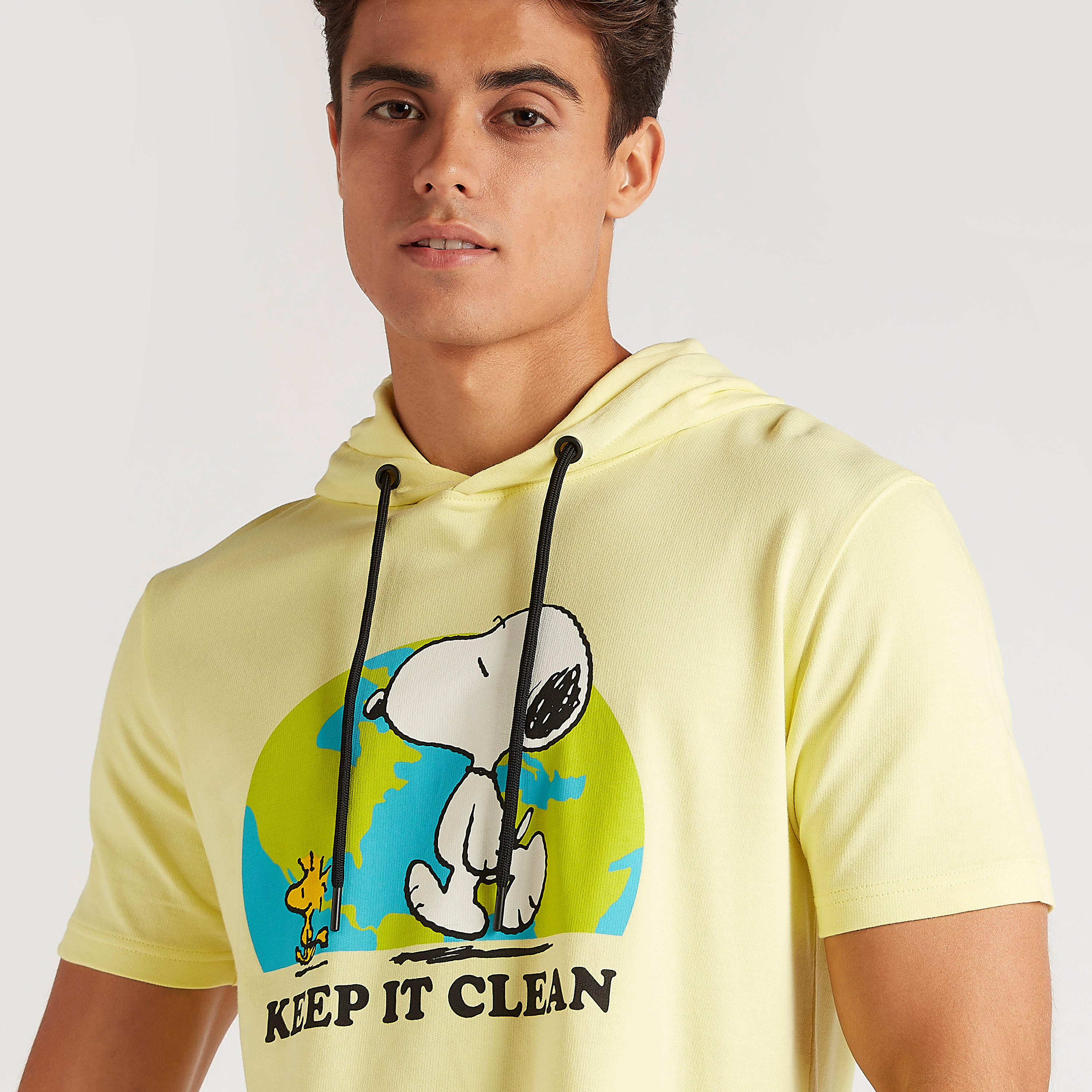 تيشيرت بقبّعة وأكمام قصيرة وطبعات بينوتس-men-clothing-tshirtsandpolos-tshirts-image-3