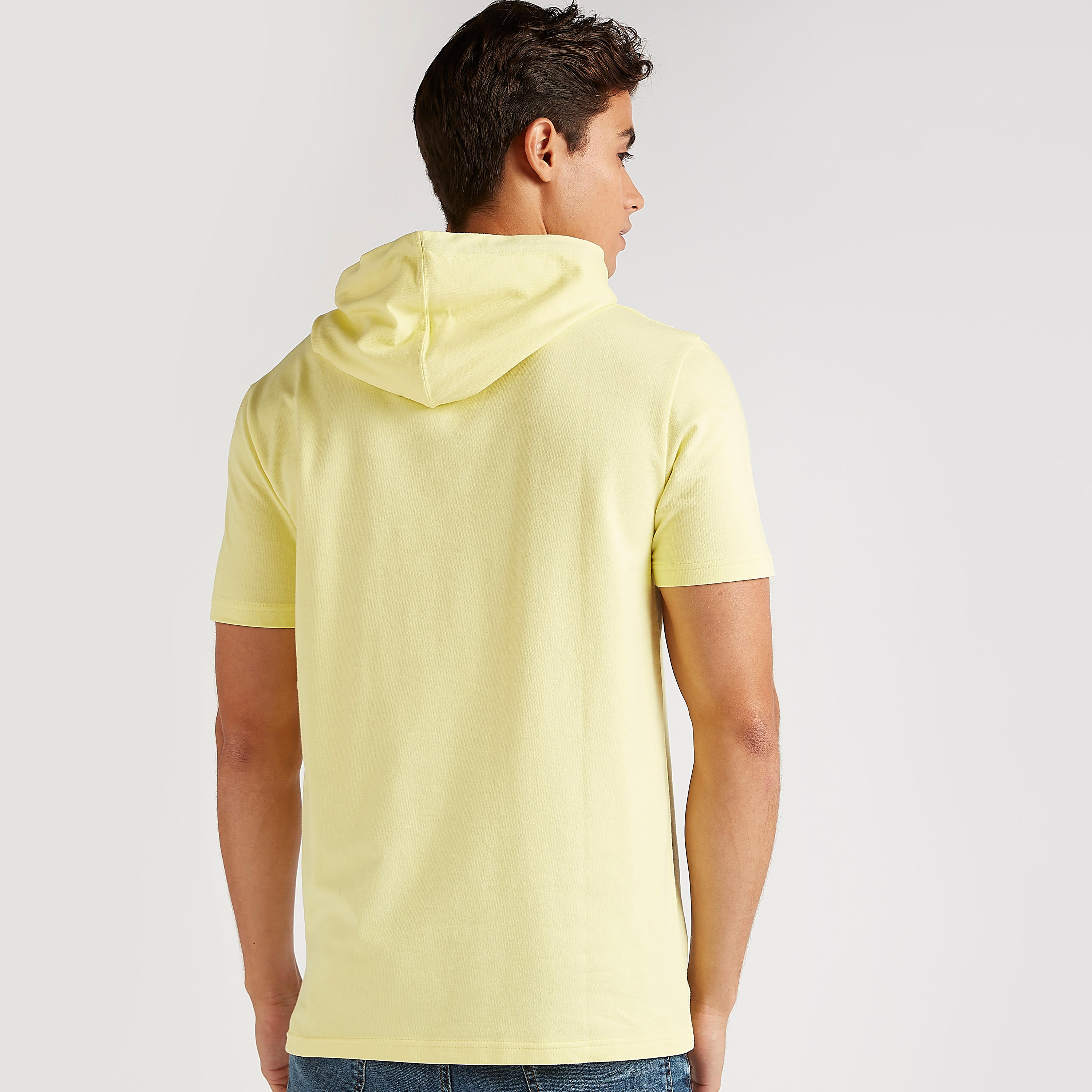 تيشيرت بقبّعة وأكمام قصيرة وطبعات بينوتس-men-clothing-tshirtsandpolos-tshirts-image-4