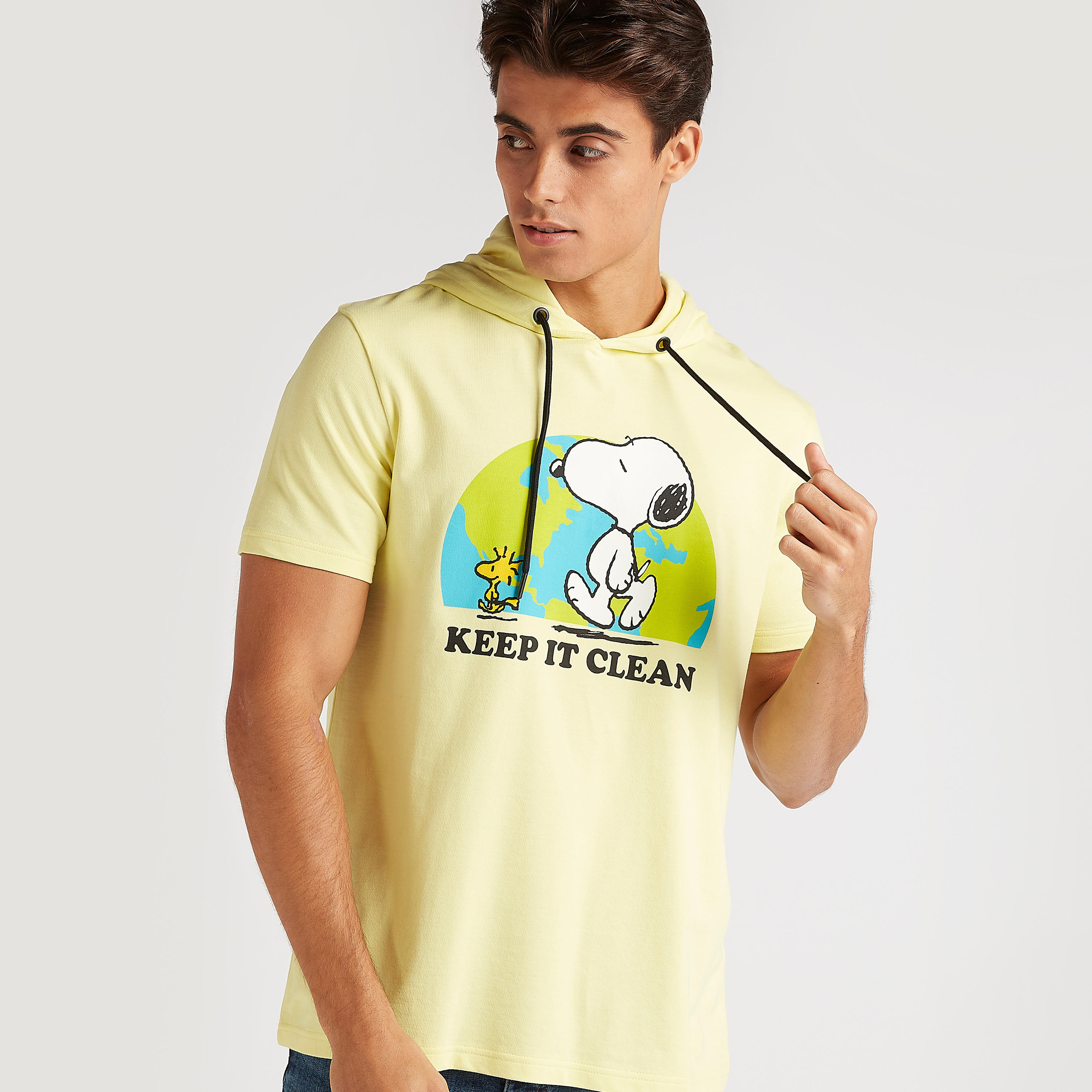 تيشيرت بقبّعة وأكمام قصيرة وطبعات بينوتس-men-clothing-tshirtsandpolos-tshirts-image-5