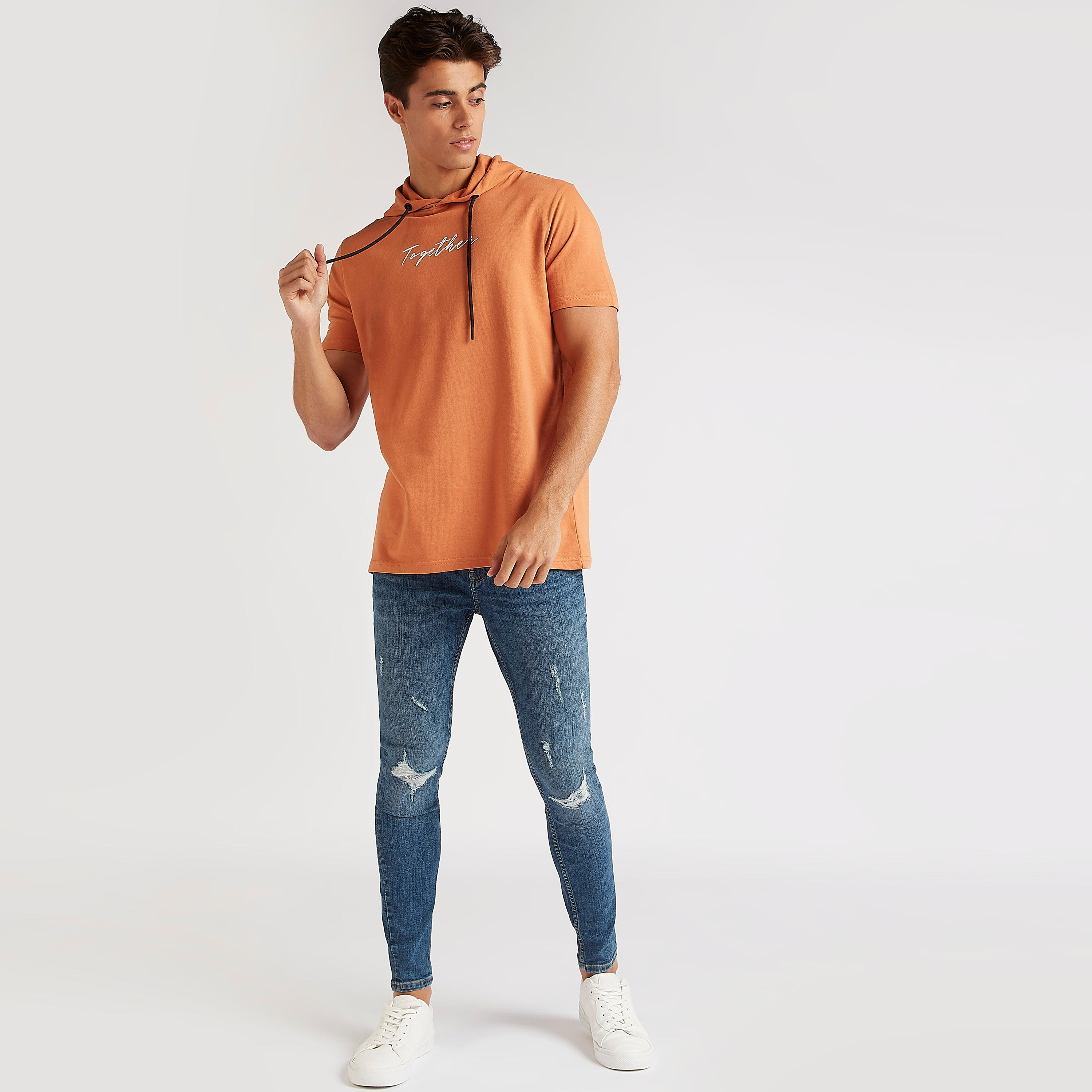 تيشيرت بياقة ضيّقة وأكمام قصيرة وطبعات ميكي ماوس-men-clothing-tshirtsandpolos-tshirts-image-2