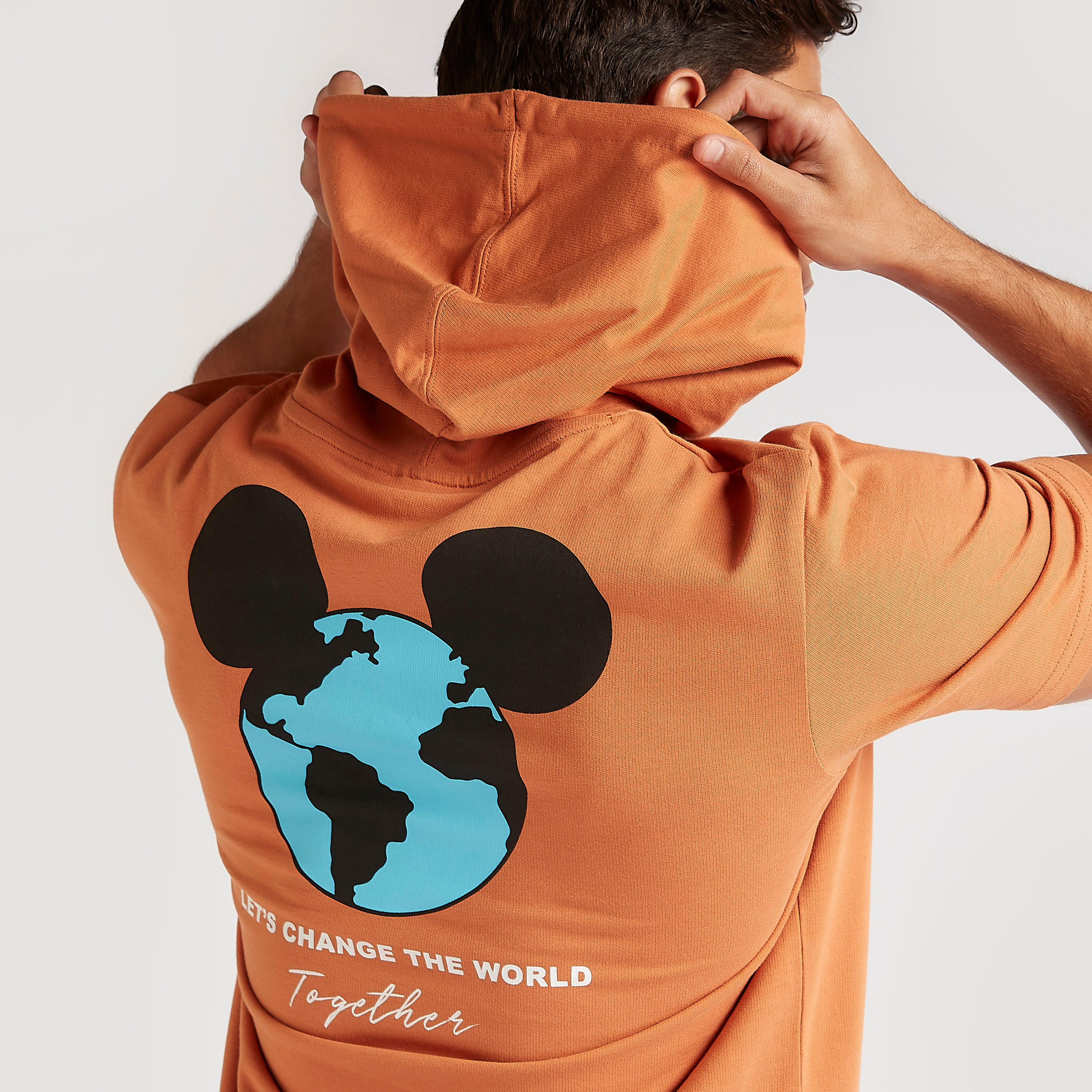 تيشيرت بياقة ضيّقة وأكمام قصيرة وطبعات ميكي ماوس-men-clothing-tshirtsandpolos-tshirts-image-3