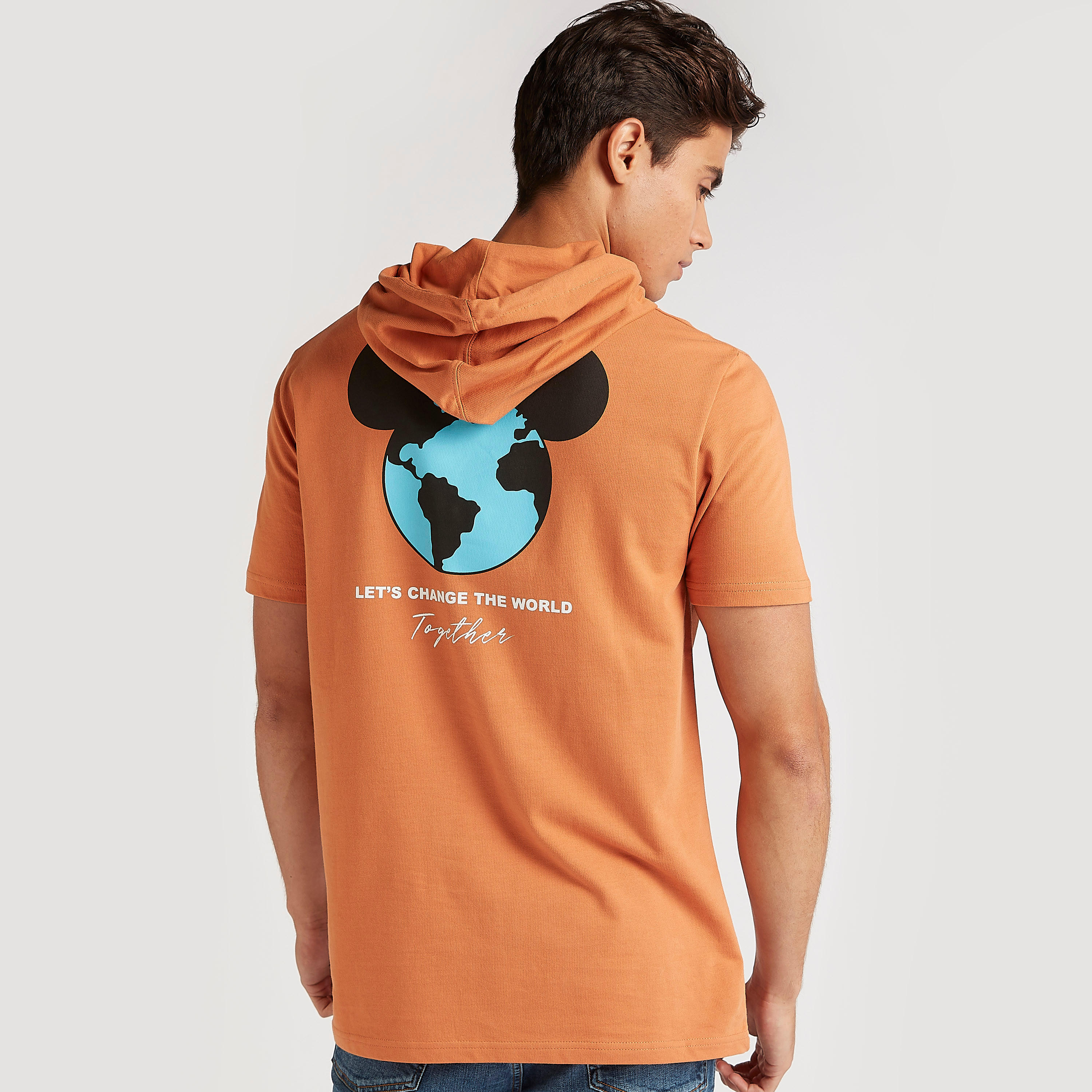 تيشيرت بياقة ضيّقة وأكمام قصيرة وطبعات ميكي ماوس-men-clothing-tshirtsandpolos-tshirts-image-4