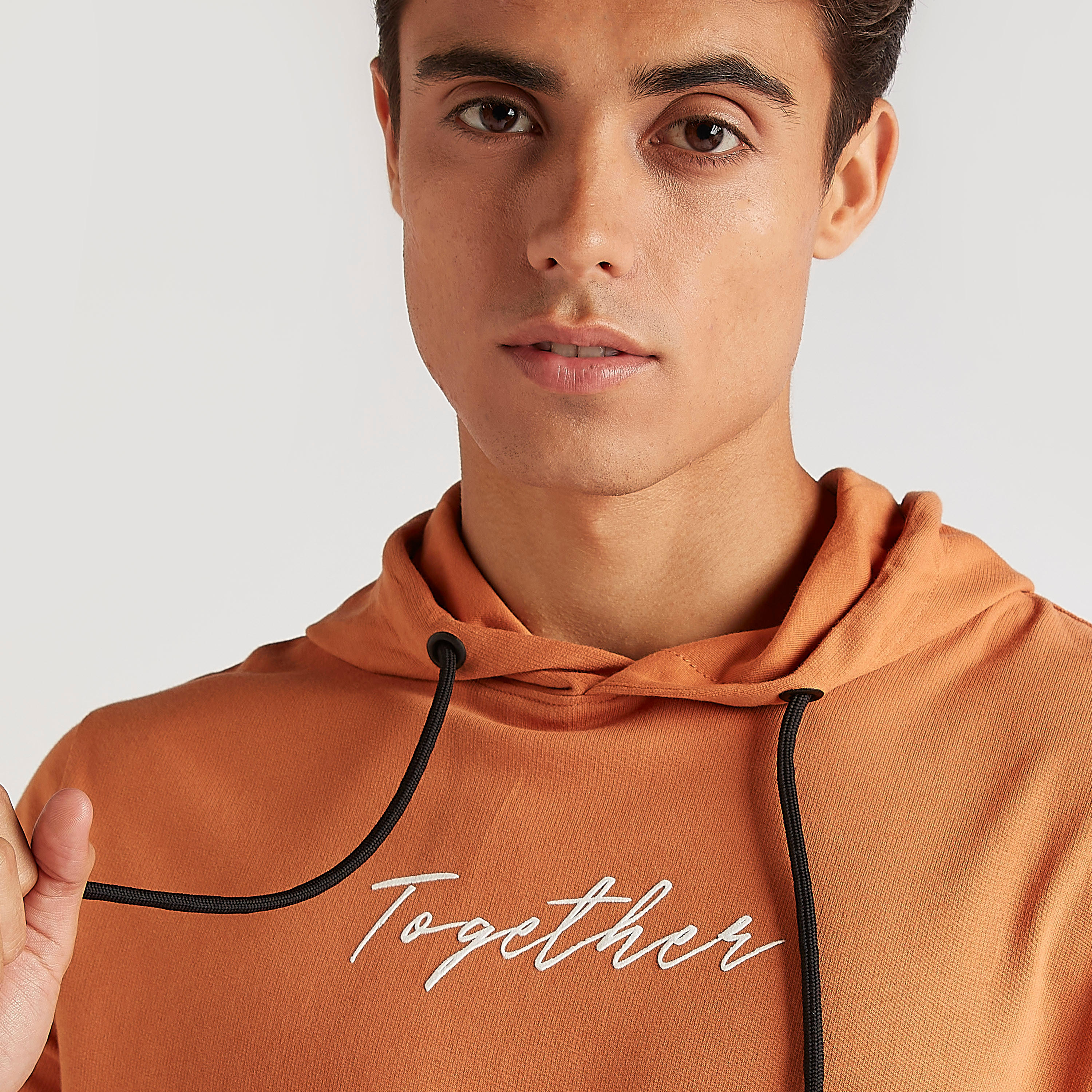 تيشيرت بياقة ضيّقة وأكمام قصيرة وطبعات ميكي ماوس-men-clothing-tshirtsandpolos-tshirts-image-5