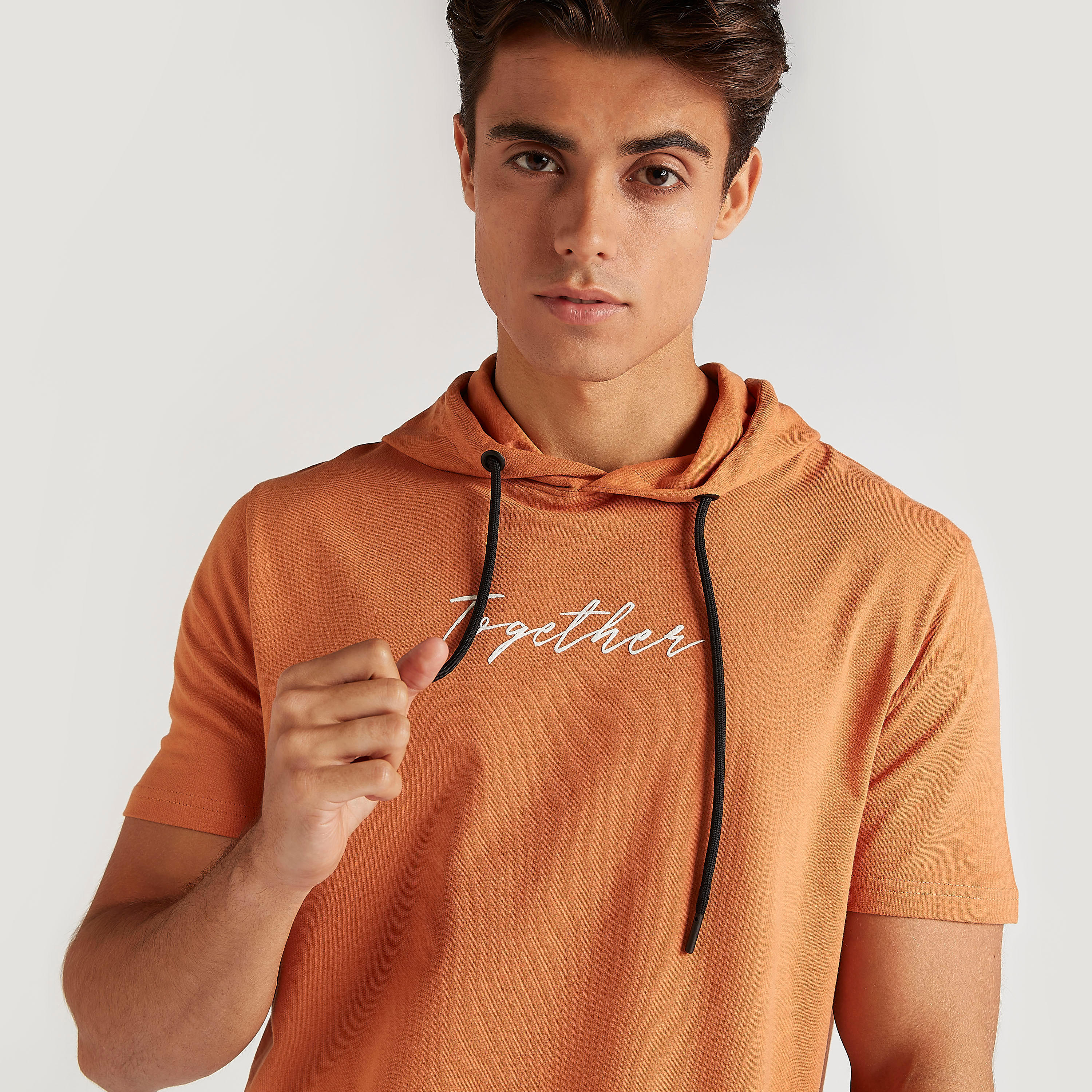 تيشيرت بياقة ضيّقة وأكمام قصيرة وطبعات ميكي ماوس-men-clothing-tshirtsandpolos-tshirts-image-6