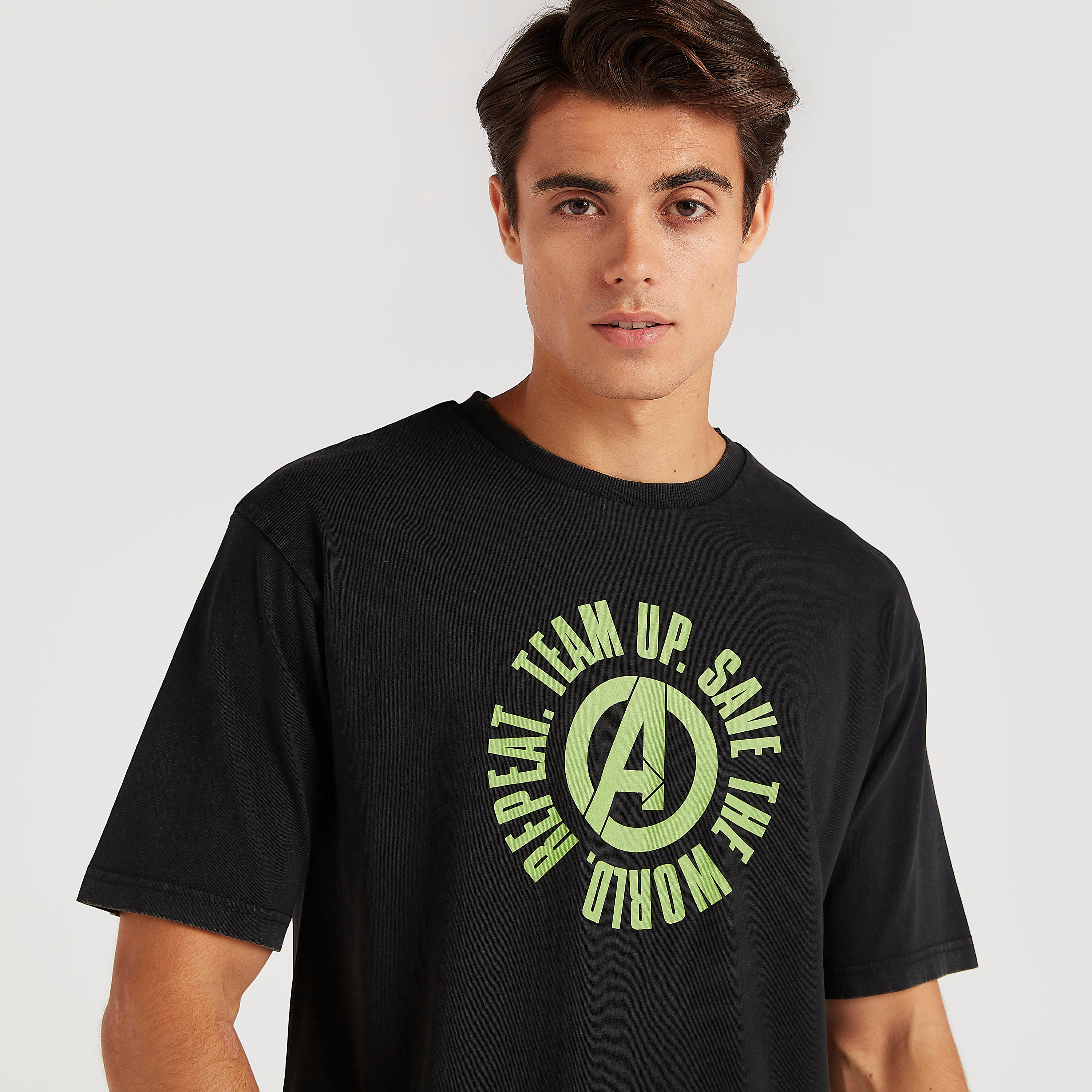 تيشيرت بياقة ضيّقة وأكمام قصيرة وطبعات أفينجرز-men-clothing-tshirtsandpolos-tshirts-image-3