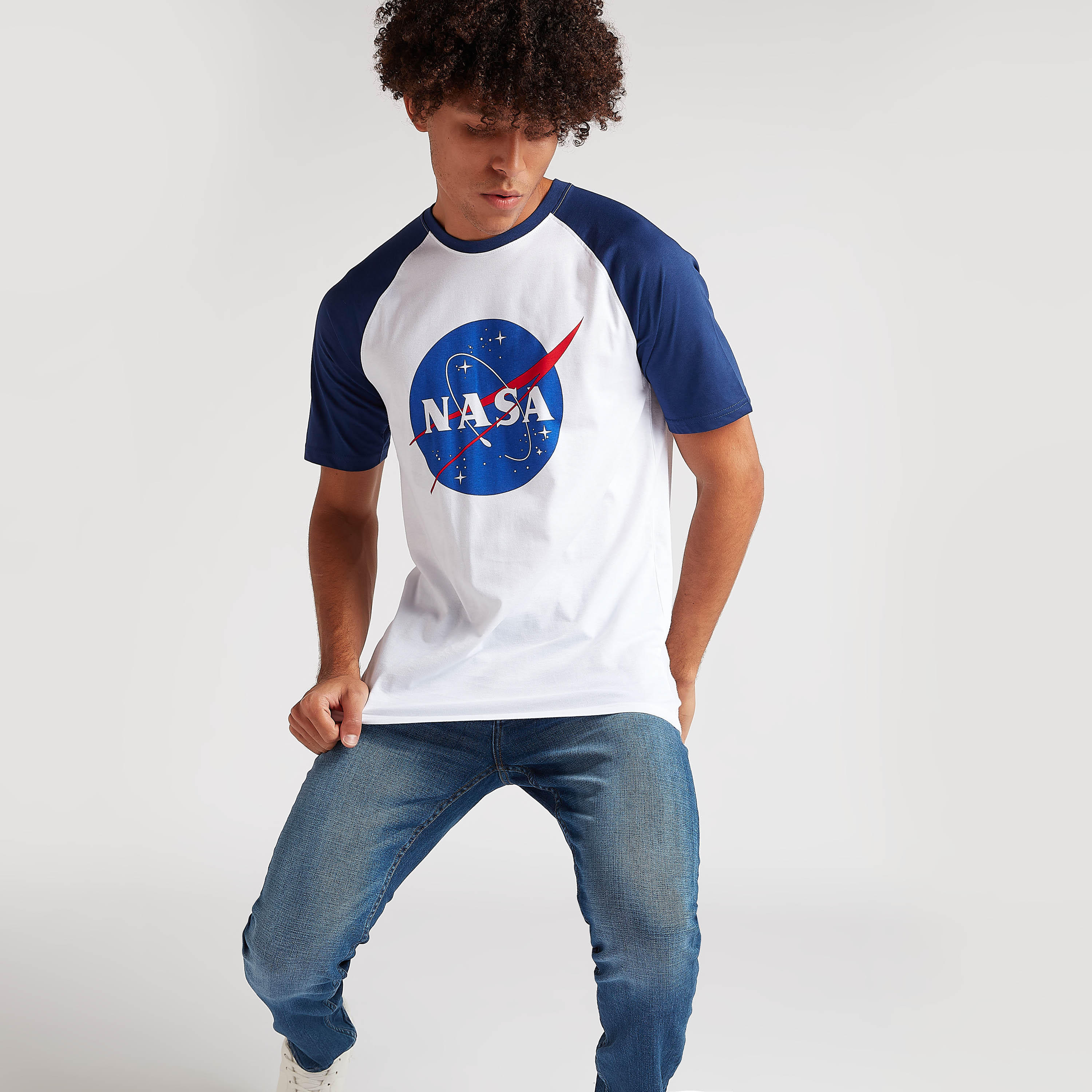 تيشيرت بياقة ضيّقة وأكمام قصيرة وطبعات ناسا-men-clothing-tshirtsandpolos-tshirts-image-1