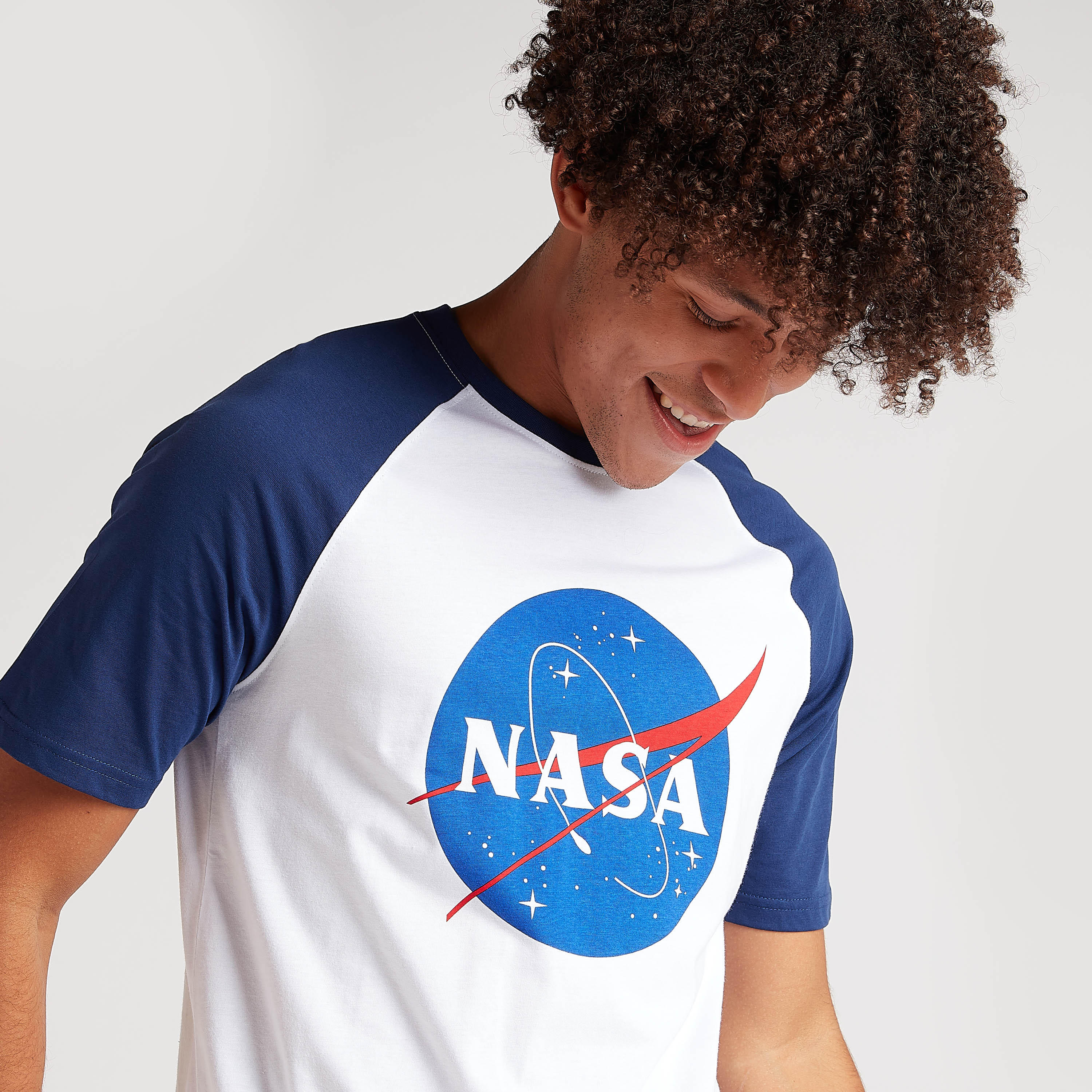 تيشيرت بياقة ضيّقة وأكمام قصيرة وطبعات ناسا-men-clothing-tshirtsandpolos-tshirts-image-2