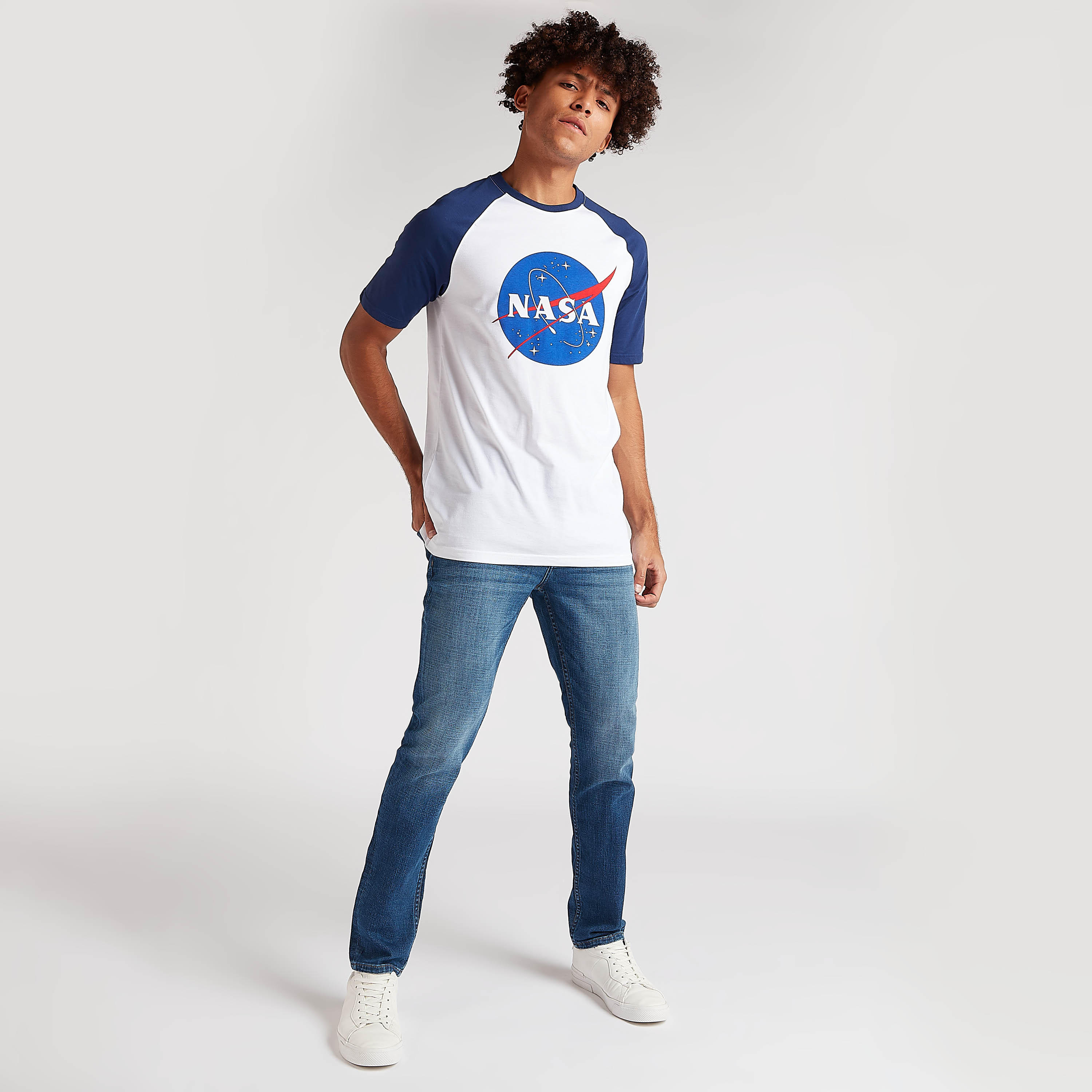 تيشيرت بياقة ضيّقة وأكمام قصيرة وطبعات ناسا-men-clothing-tshirtsandpolos-tshirts-image-4