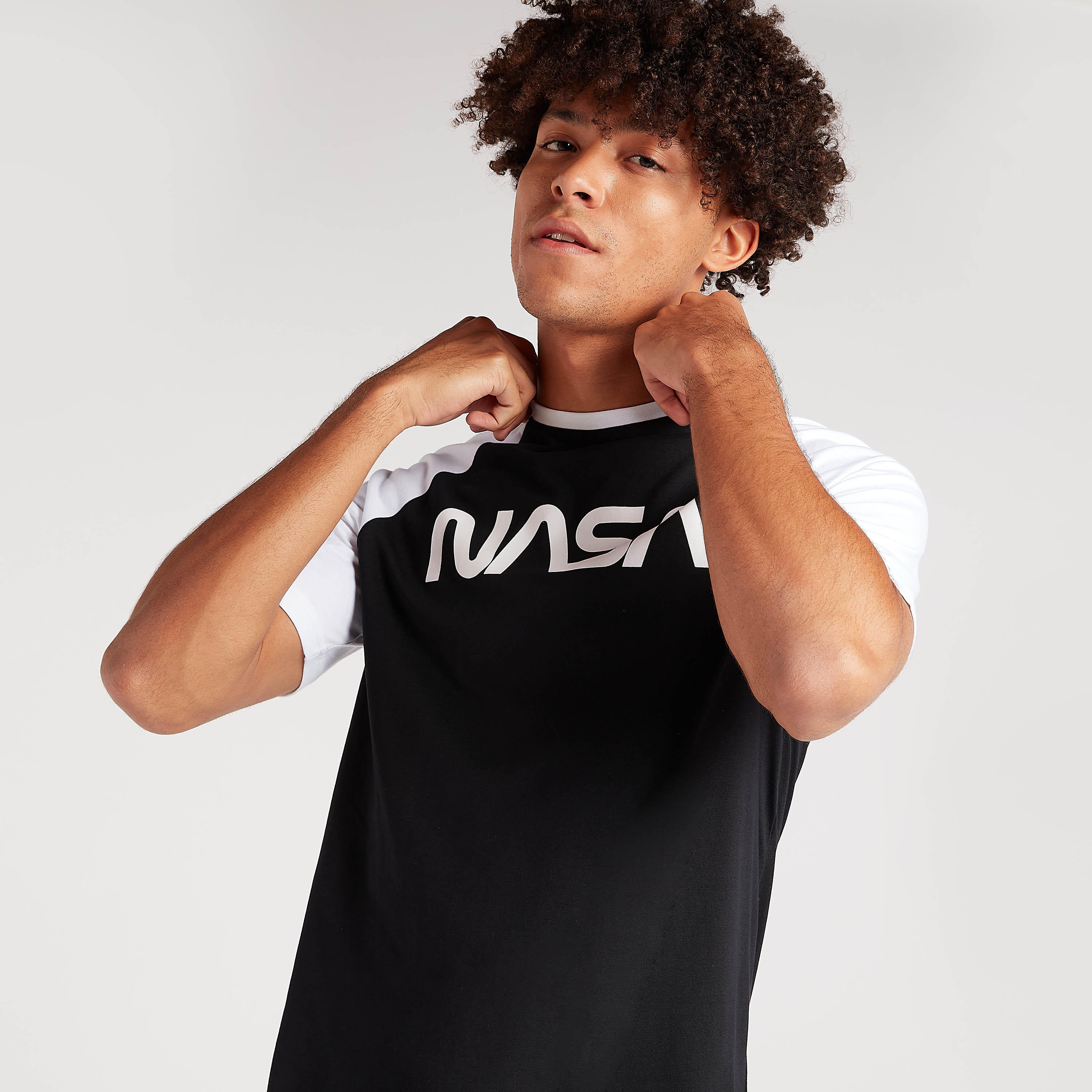 تيشيرت بياقة ضيّقة وأكمام قصيرة وطبعات ناسا-men-clothing-tshirtsandpolos-tshirts-image-1