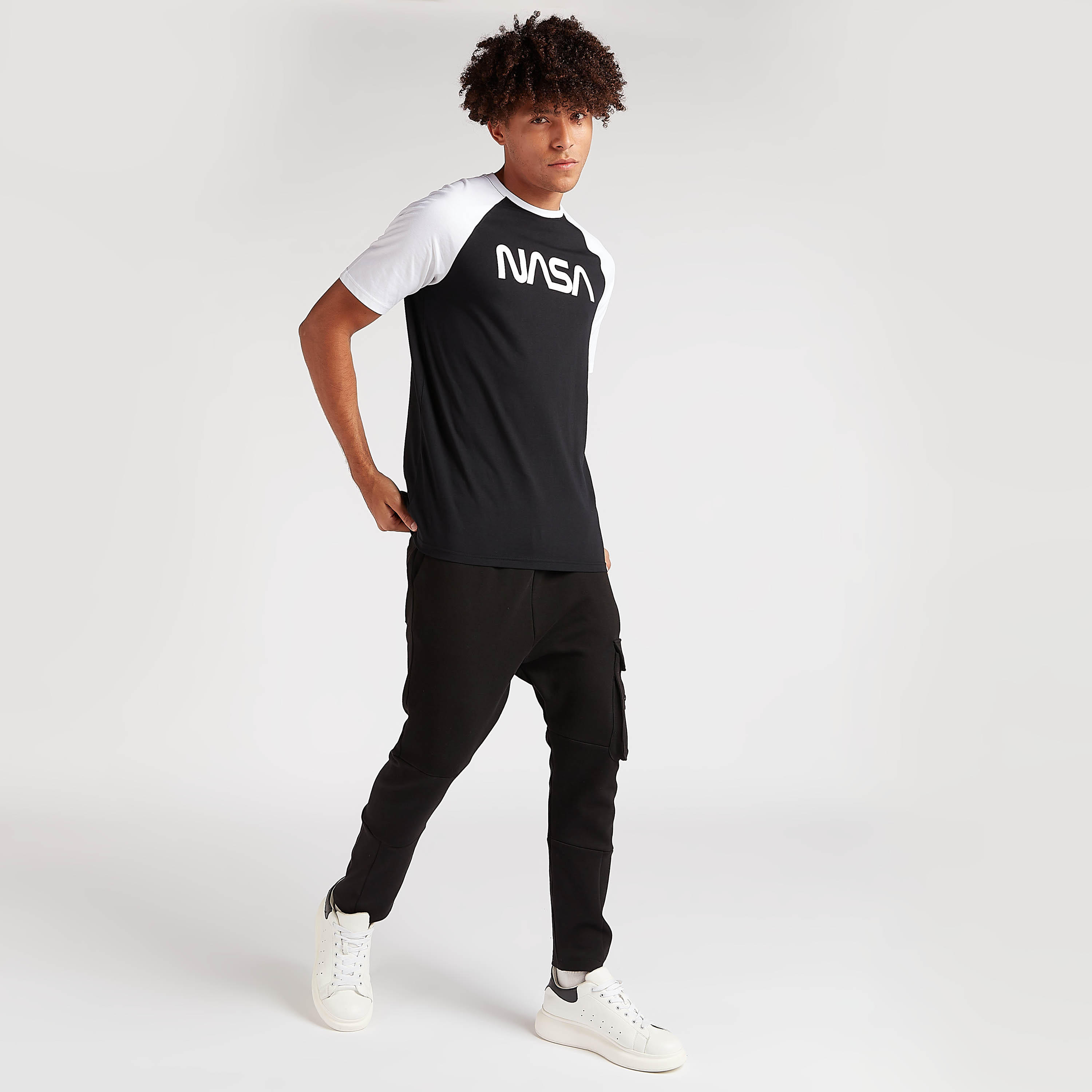 تيشيرت بياقة ضيّقة وأكمام قصيرة وطبعات ناسا-men-clothing-tshirtsandpolos-tshirts-image-2