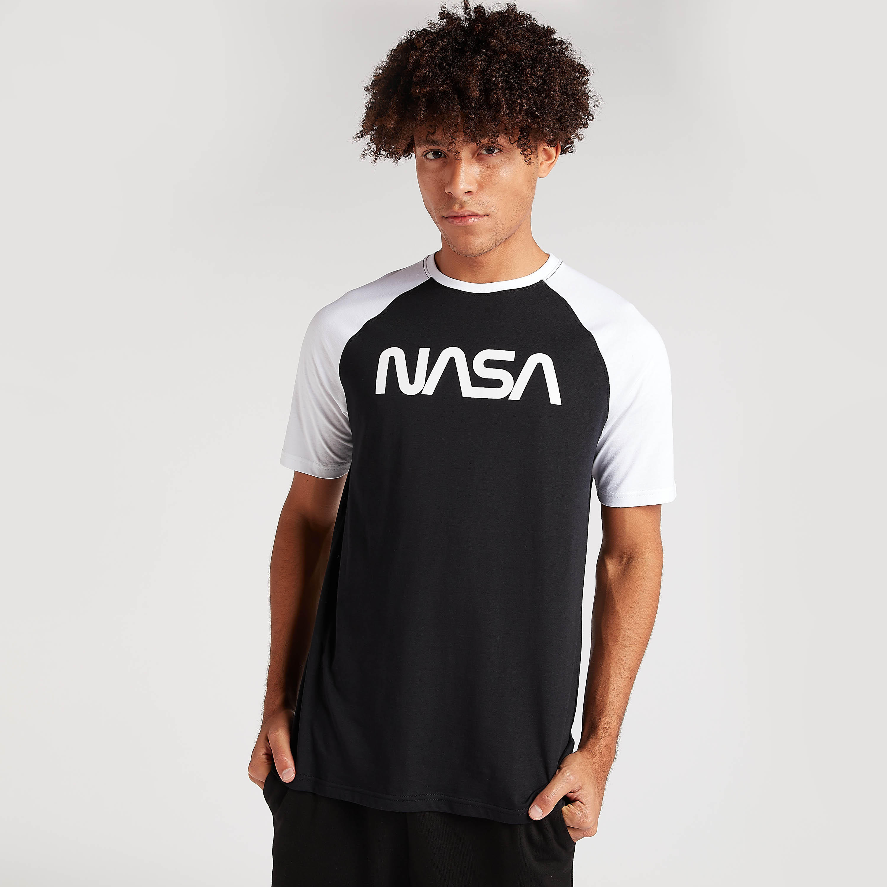 تيشيرت بياقة ضيّقة وأكمام قصيرة وطبعات ناسا-men-clothing-tshirtsandpolos-tshirts-image-3