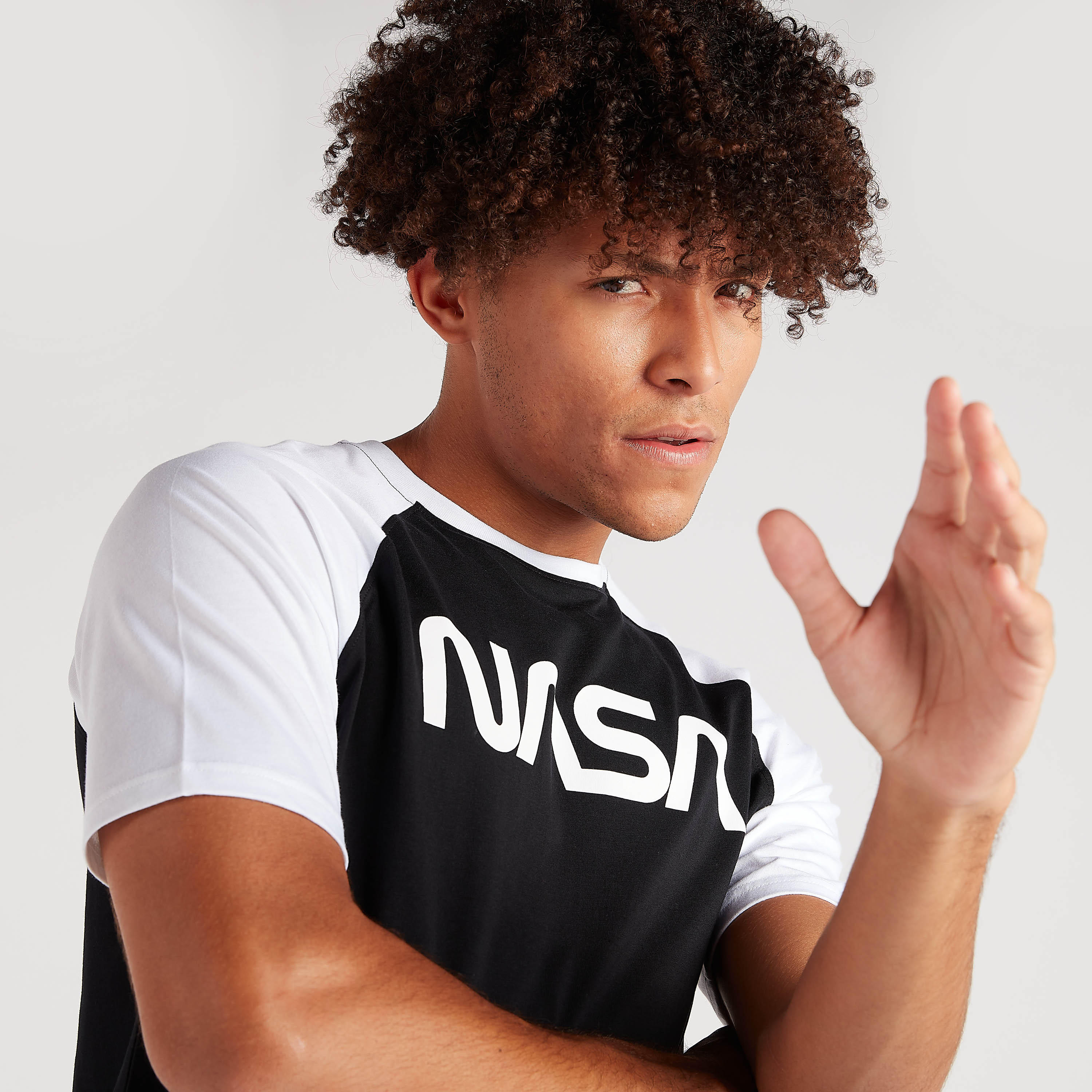 تيشيرت بياقة ضيّقة وأكمام قصيرة وطبعات ناسا-men-clothing-tshirtsandpolos-tshirts-image-5
