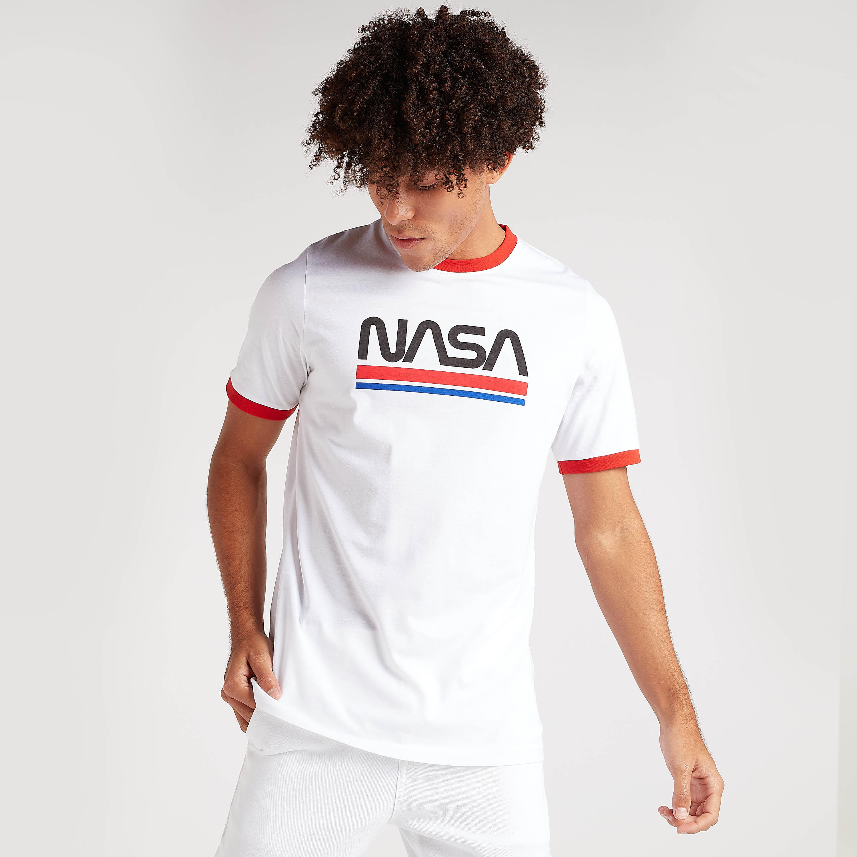 تيشيرت بياقة ضيقة وأكمام قصيرة وطبعات ناسا-men-clothing-tshirtsandpolos-tshirts-image-1
