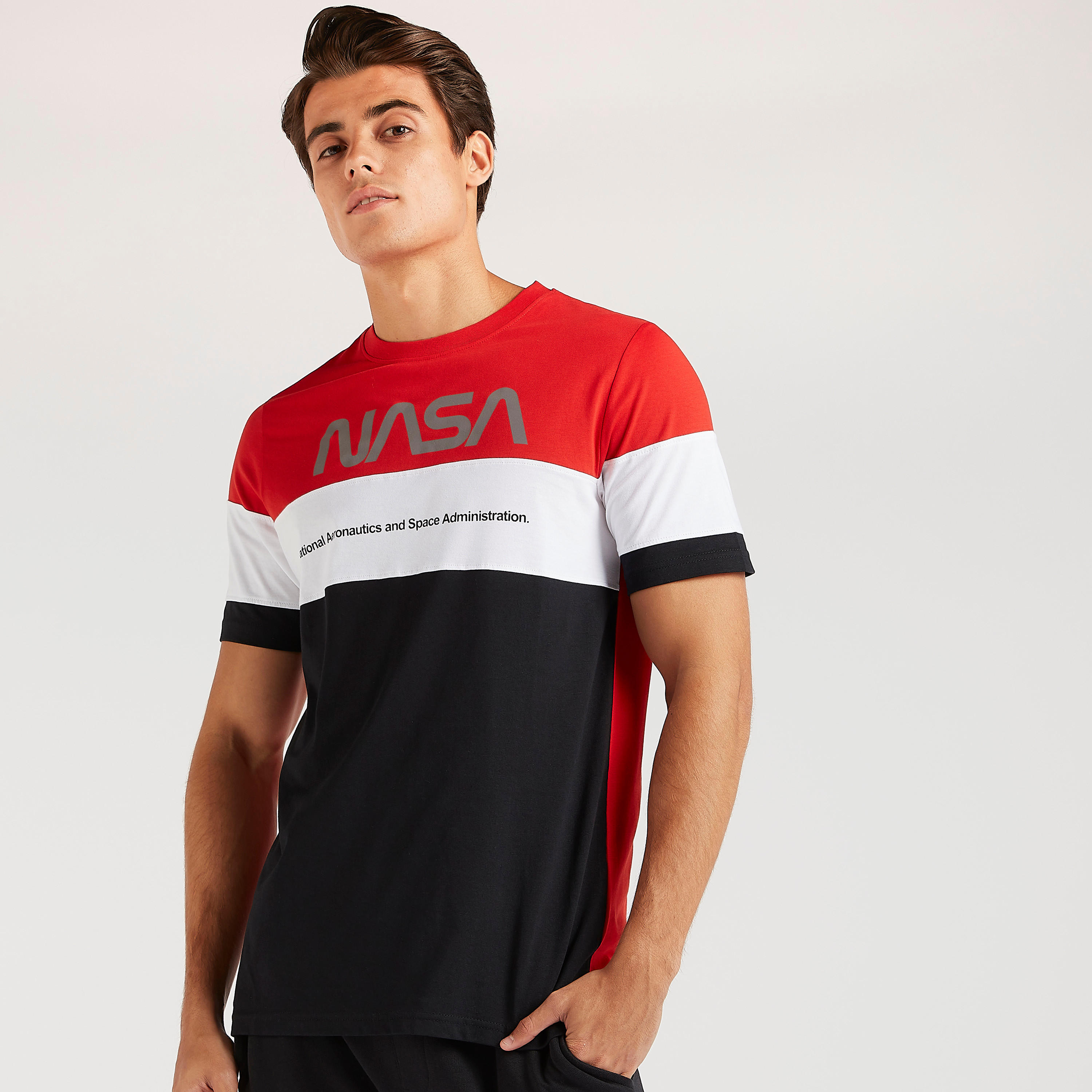 تيشيرت بياقة ضيقة وأكمام قصيرة وطبعات ناسا-men-clothing-tshirtsandpolos-tshirts-image-5