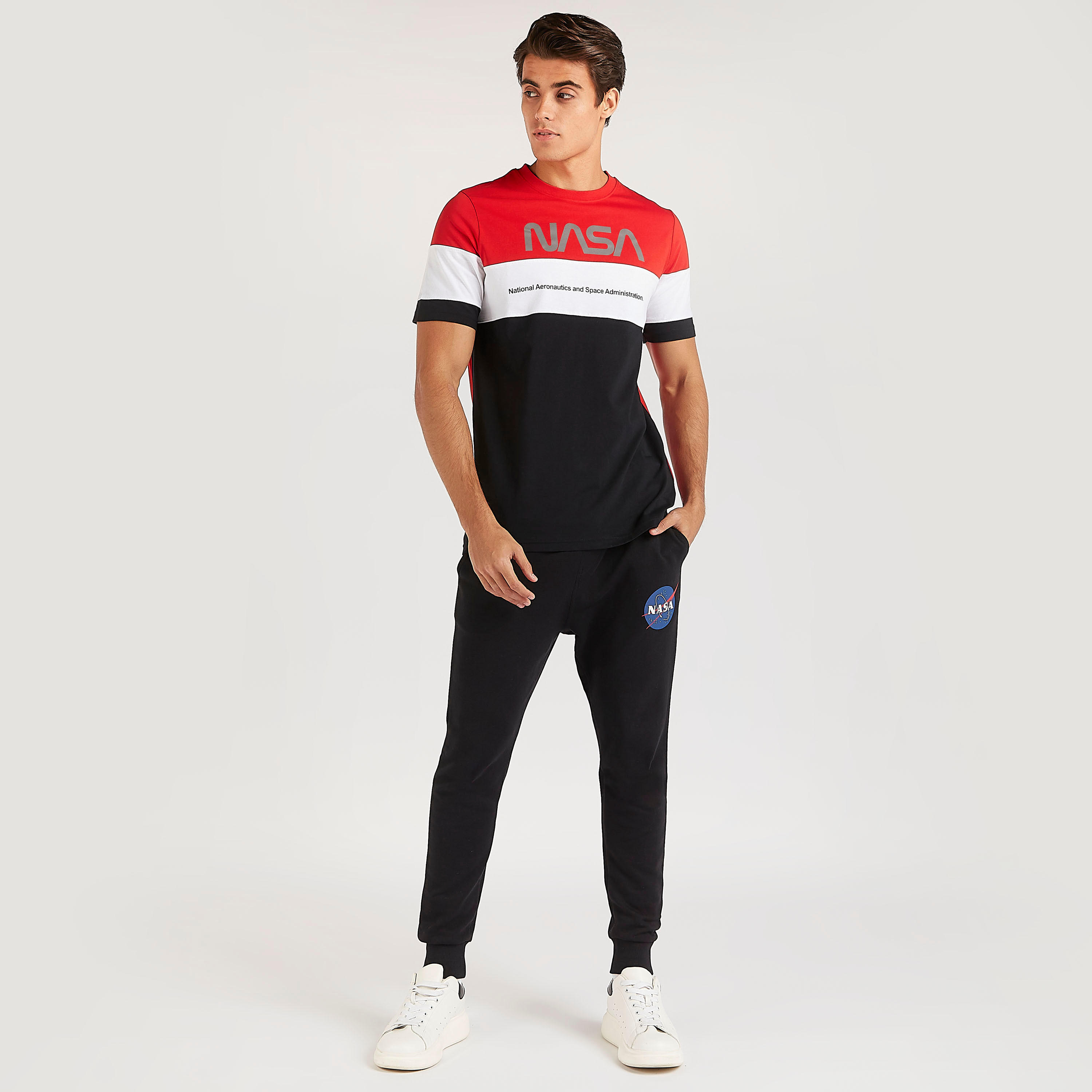 تيشيرت بياقة ضيقة وأكمام قصيرة وطبعات ناسا-men-clothing-tshirtsandpolos-tshirts-image-4
