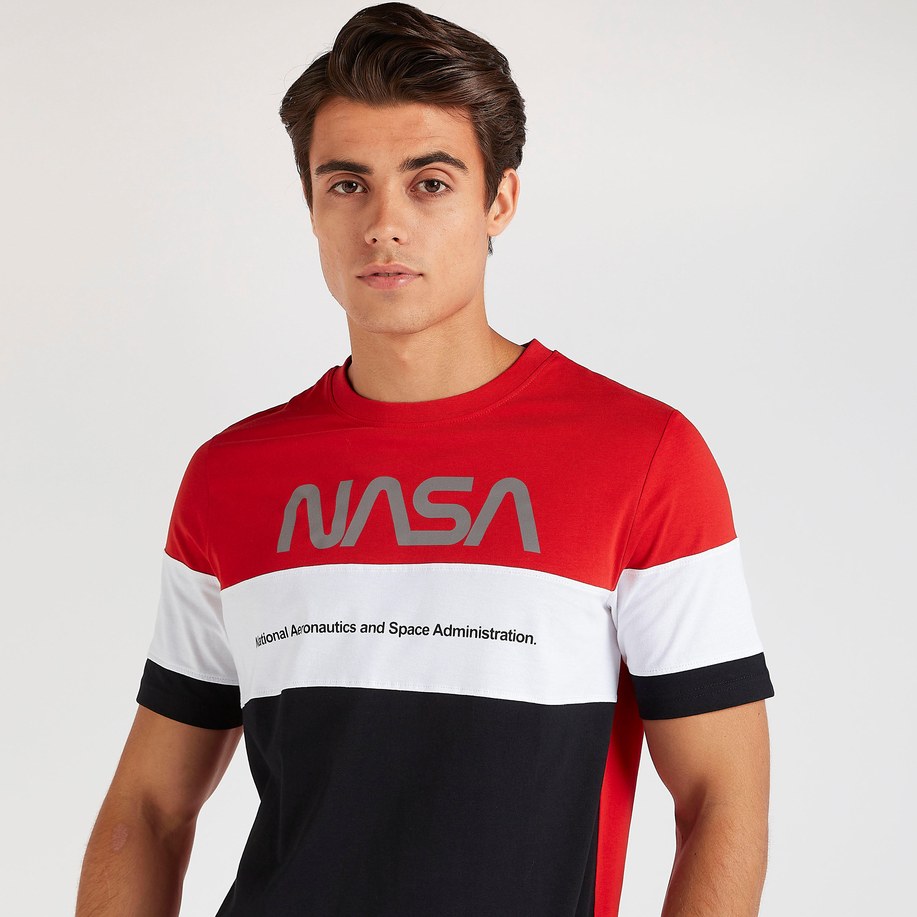 تيشيرت بياقة ضيقة وأكمام قصيرة وطبعات ناسا-men-clothing-tshirtsandpolos-tshirts-image-3