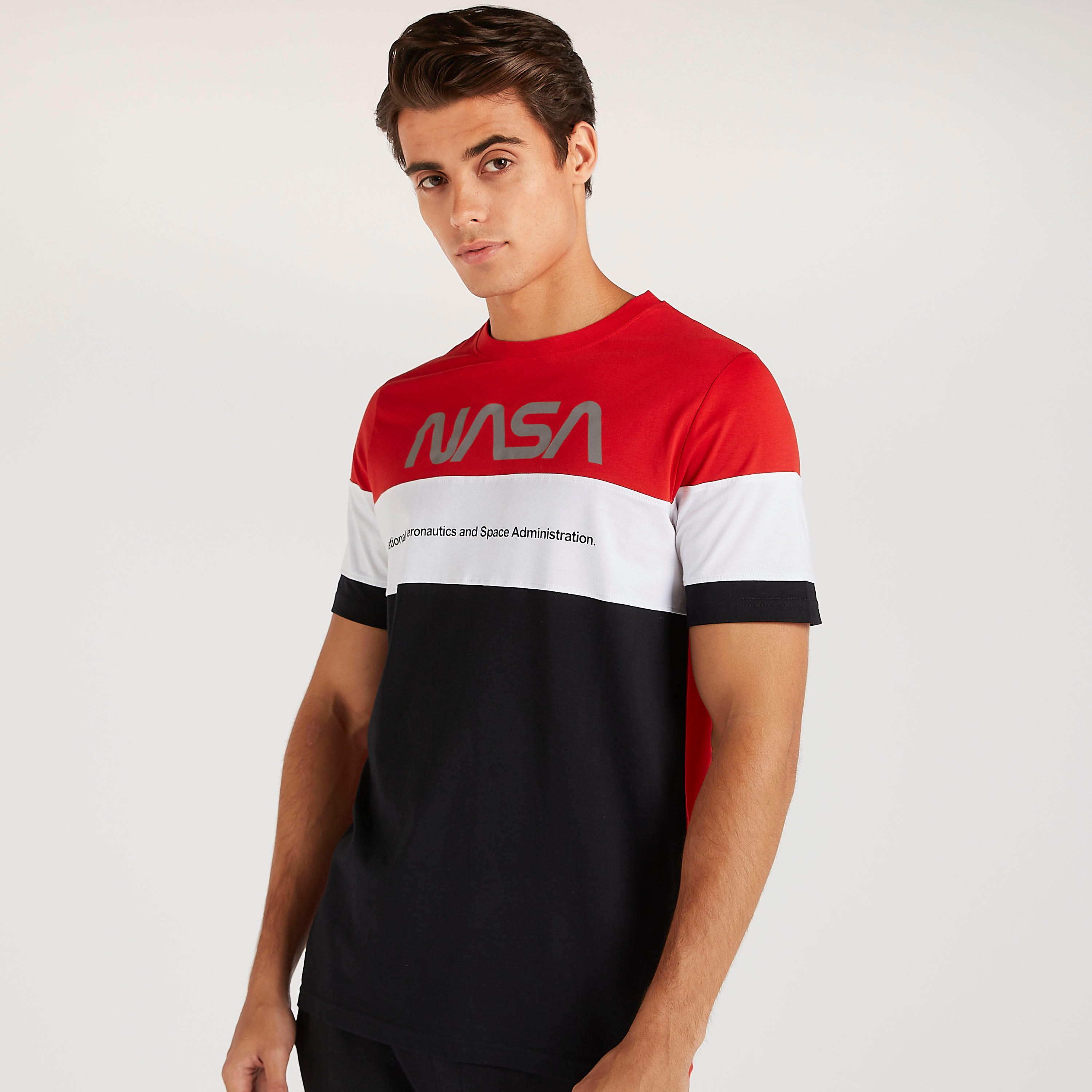 تيشيرت بياقة ضيقة وأكمام قصيرة وطبعات ناسا-men-clothing-tshirtsandpolos-tshirts-image-1