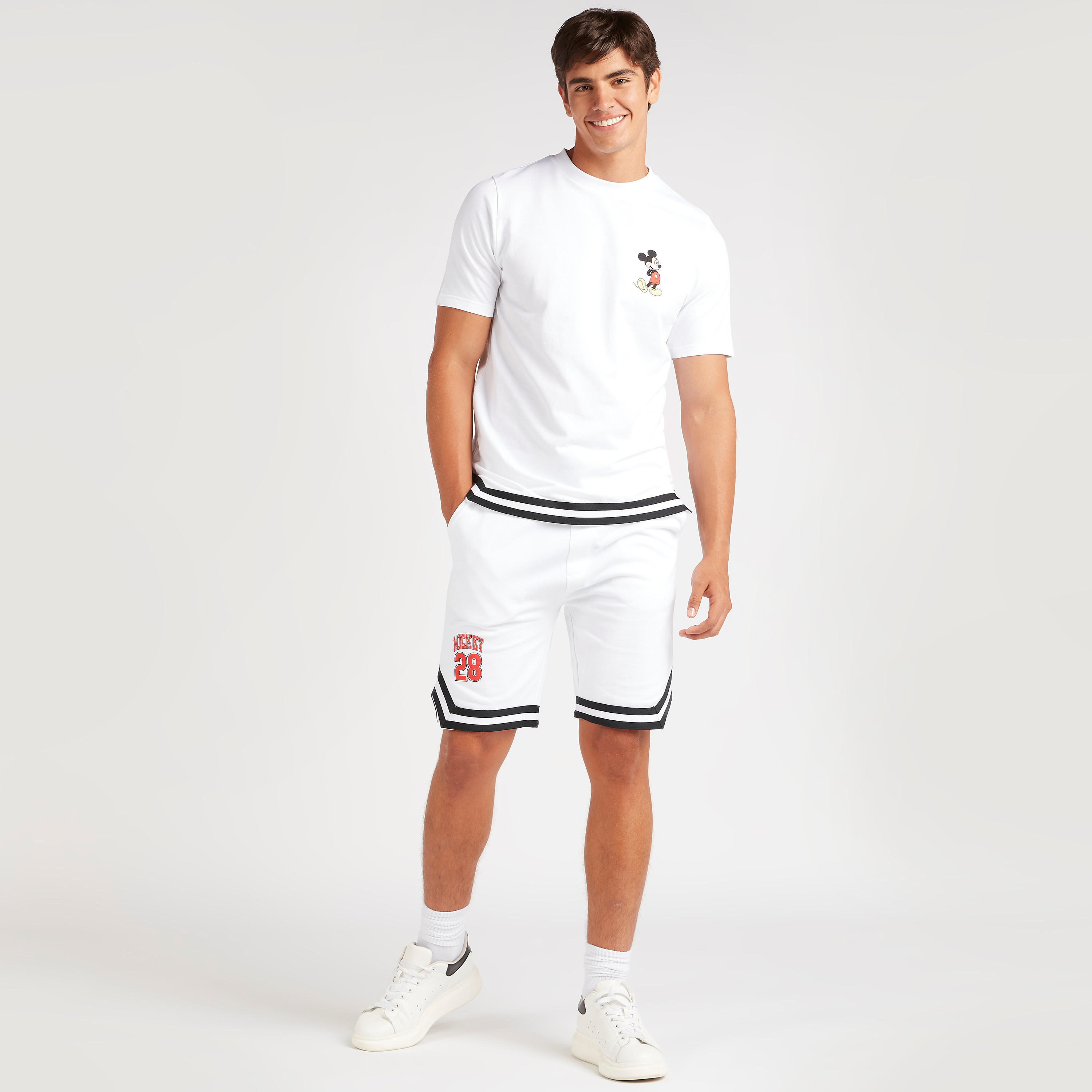 تيشيرت بياقة ضيّقة وأكمام قصيرة وطبعات ميكي ماوس-men-clothing-tshirtsandpolos-tshirts-image-4