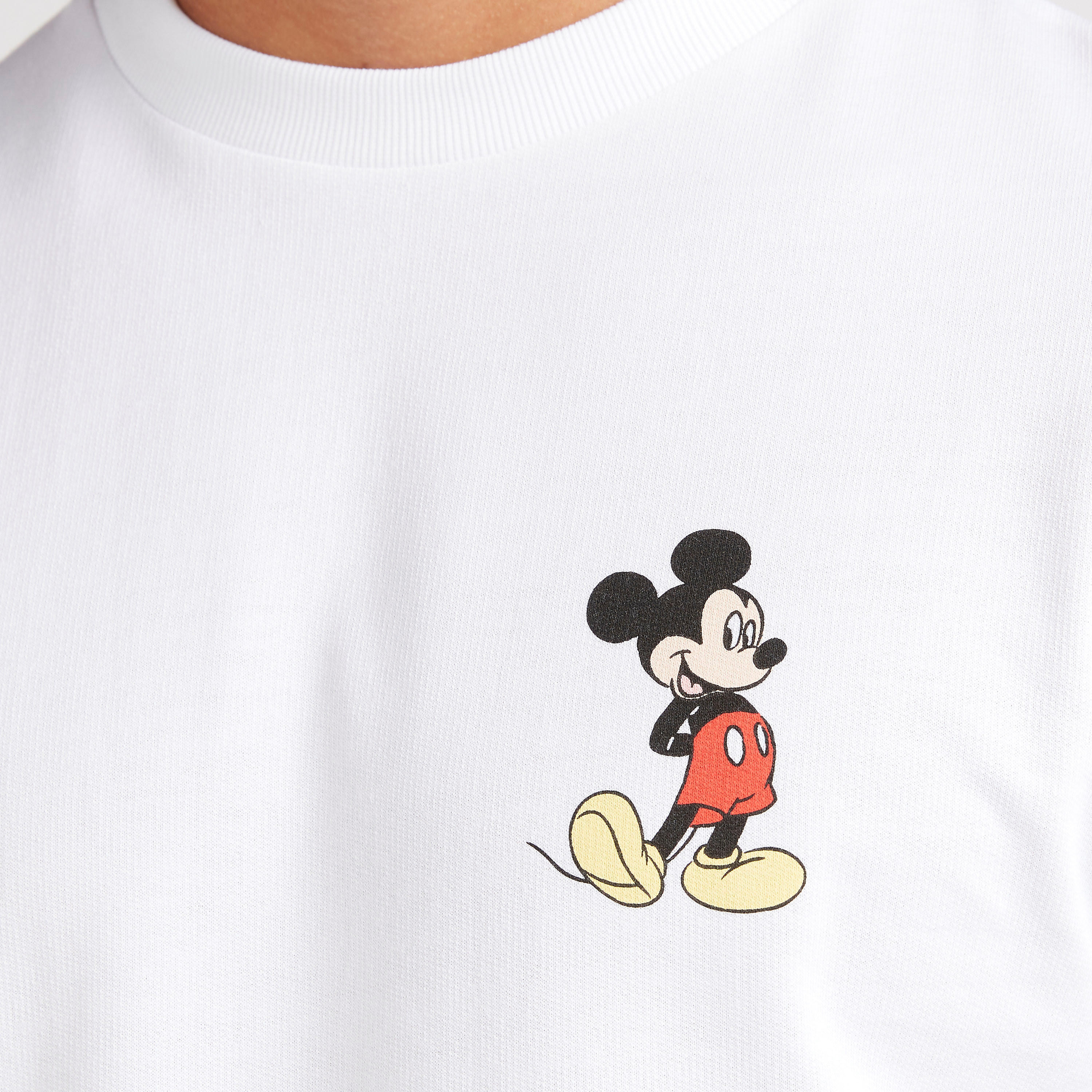 تيشيرت بياقة ضيّقة وأكمام قصيرة وطبعات ميكي ماوس-men-clothing-tshirtsandpolos-tshirts-image-3