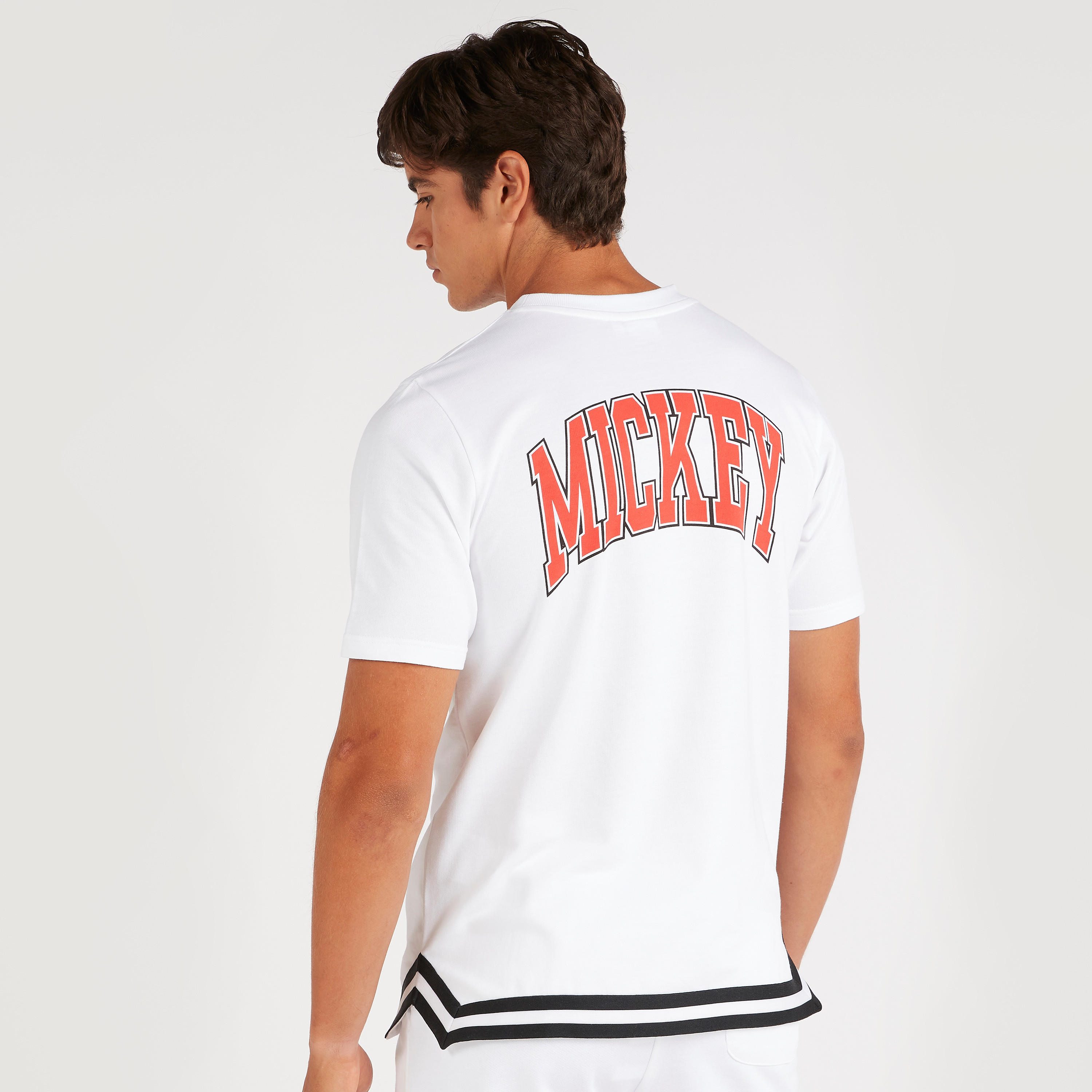 تيشيرت بياقة ضيّقة وأكمام قصيرة وطبعات ميكي ماوس-men-clothing-tshirtsandpolos-tshirts-image-2